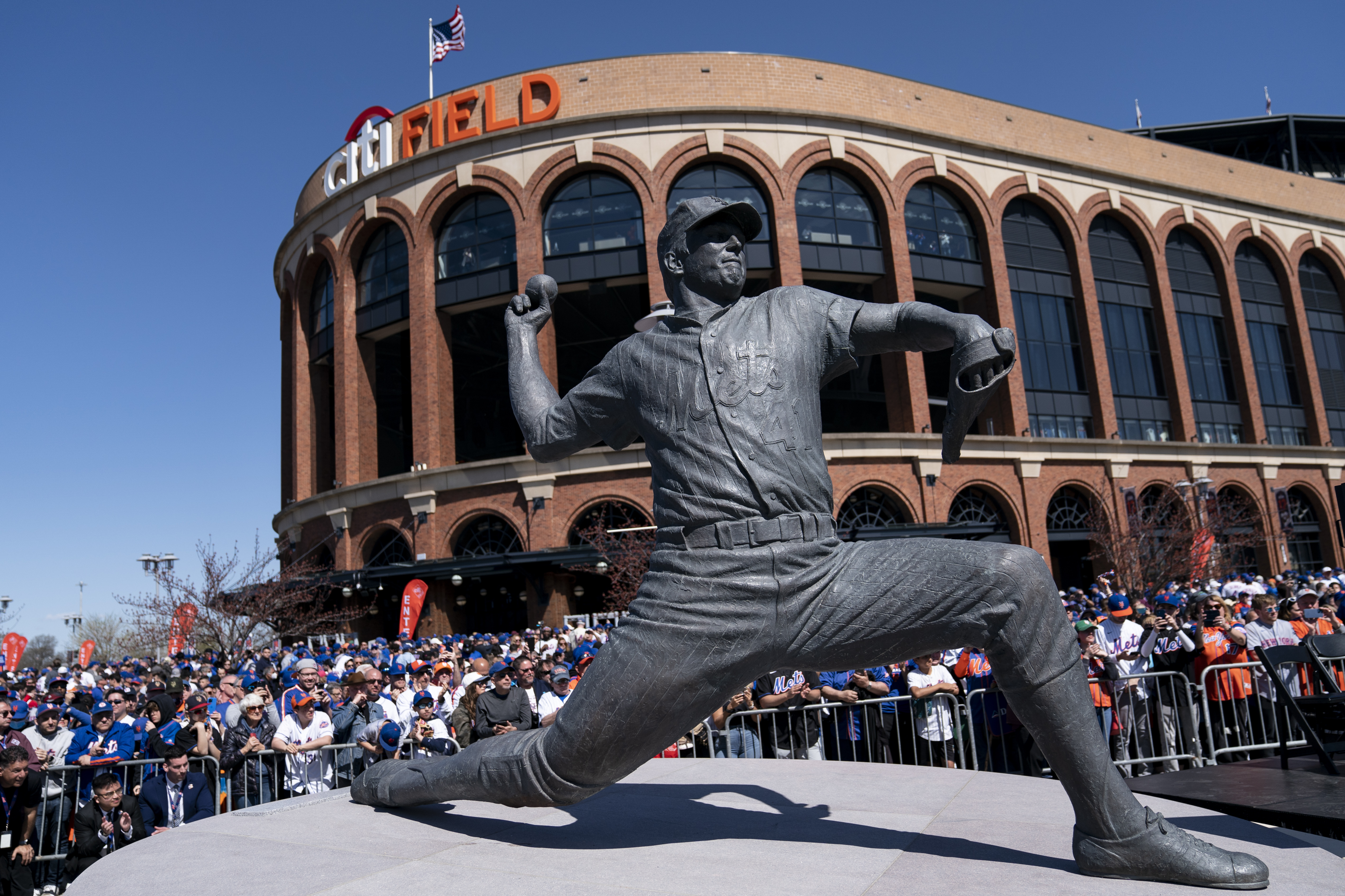 Larger than life: Mets unveil Seaver statue at Citi Field