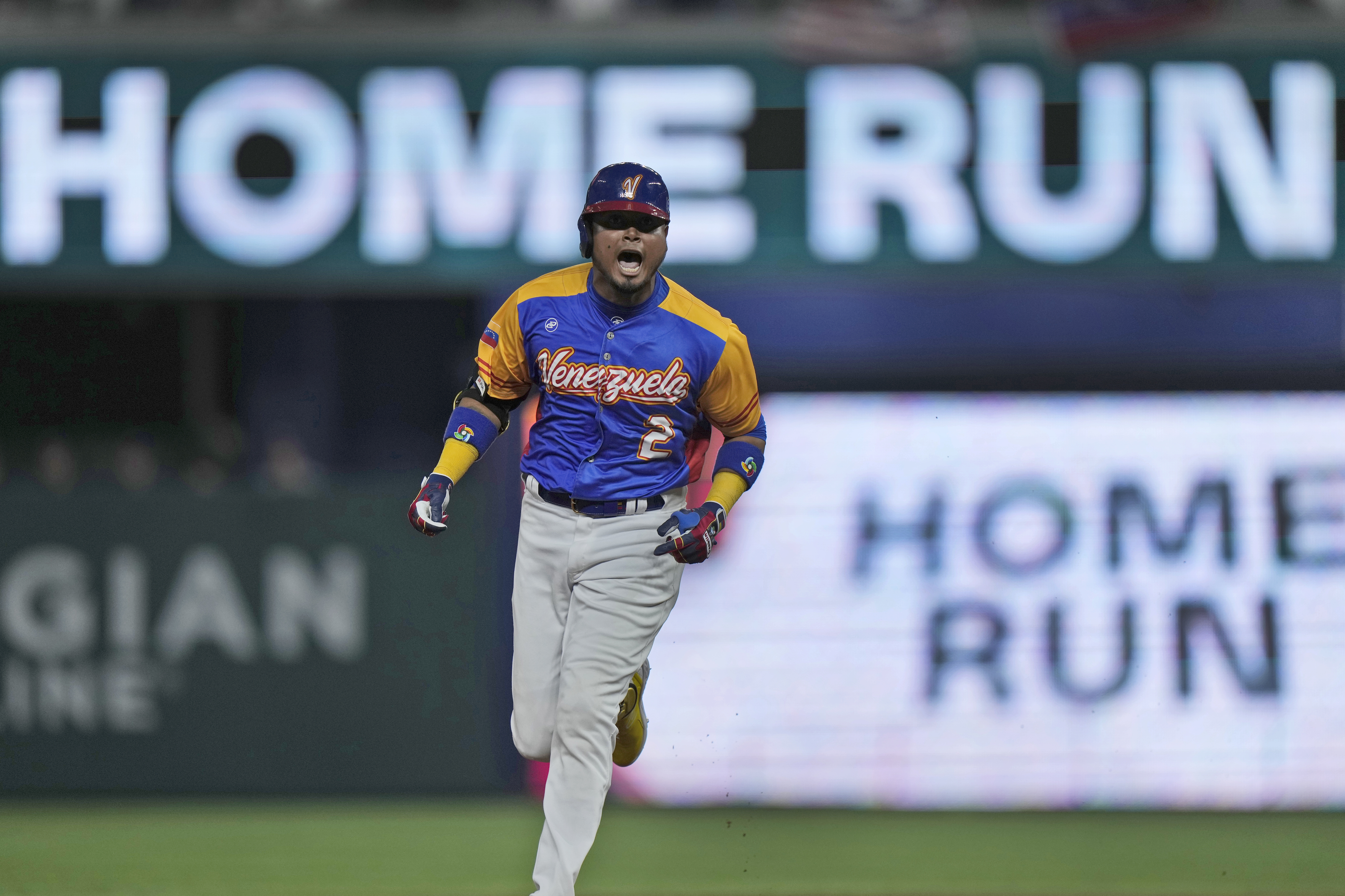 Turner's eighth-inning grand slam lifts US over Venezuela, into