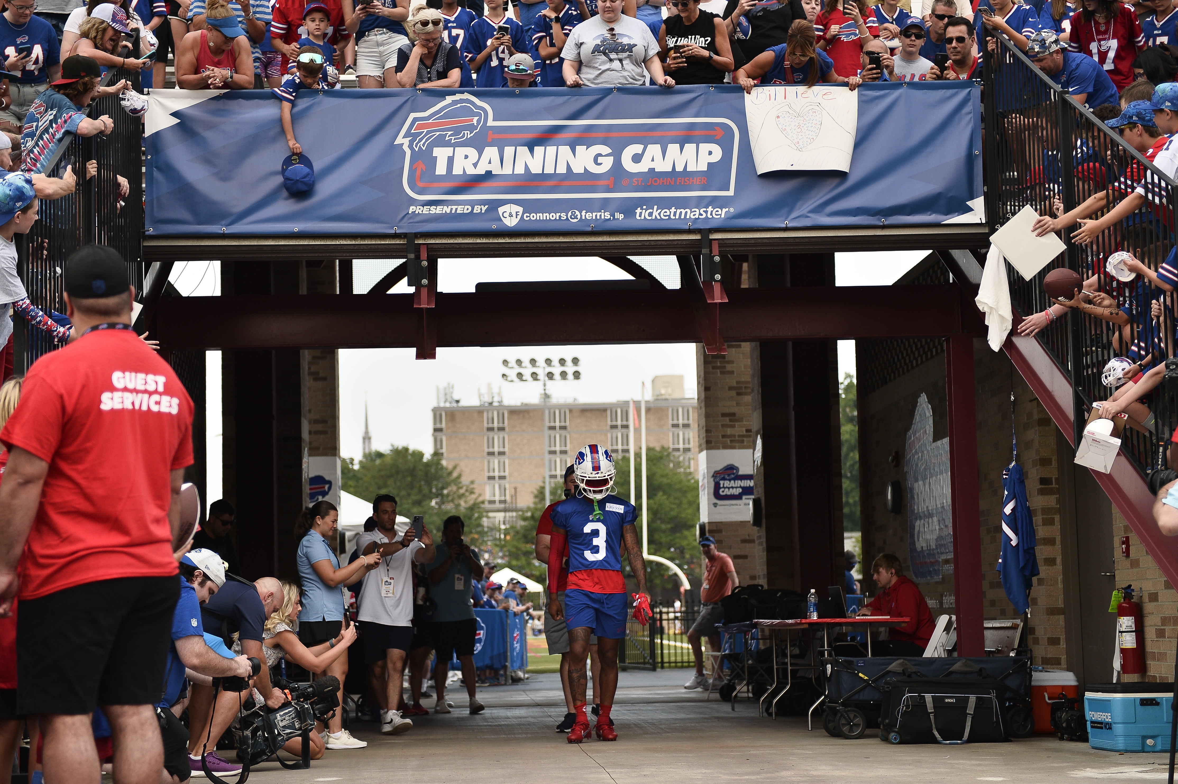 Damar Hamlin makes gesture to Buffalo Bills fans after stadium return  following cardiac arrest