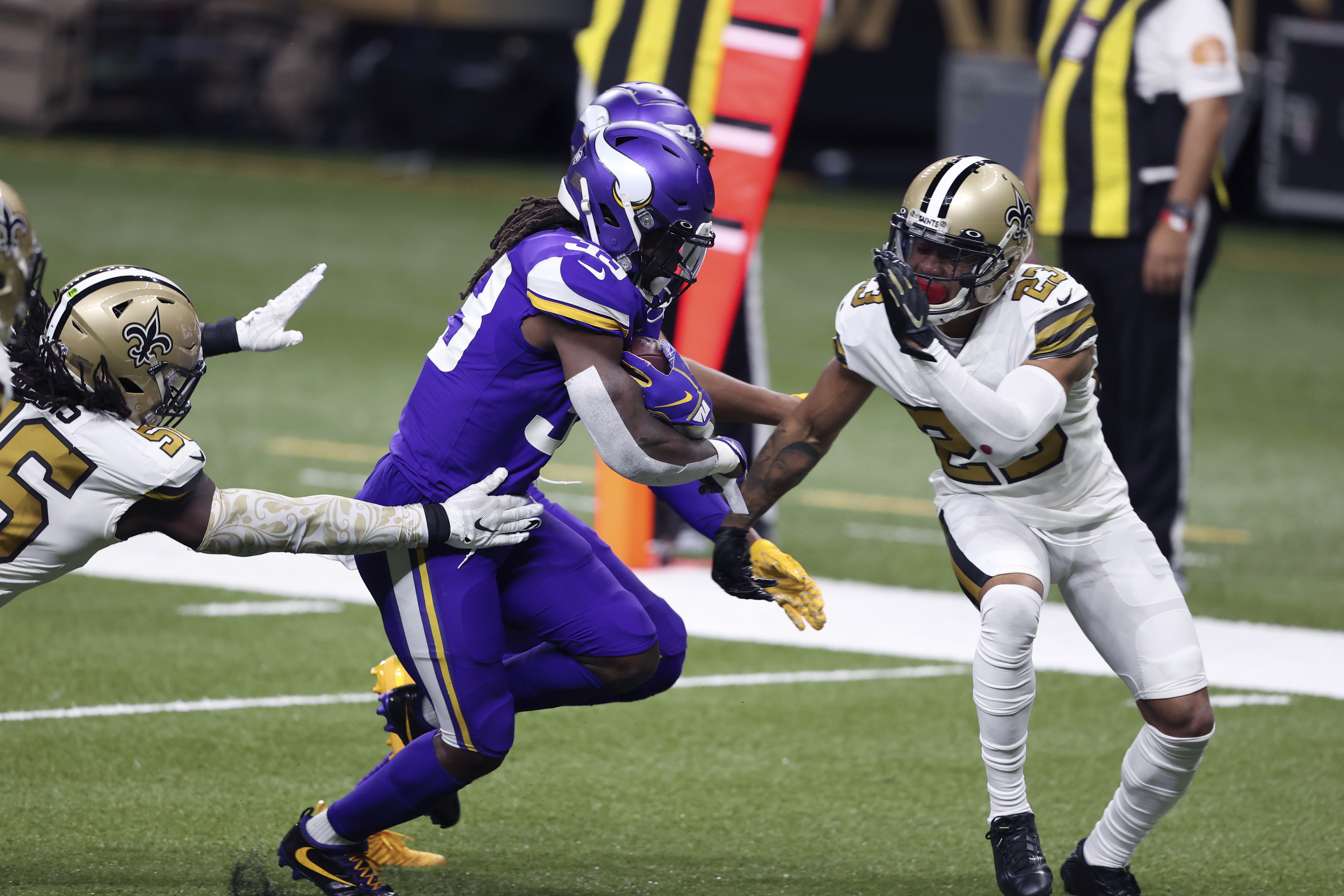 Friday's NFL: Alvin Kamara's 6 TDs tie NFL record; Saints beat