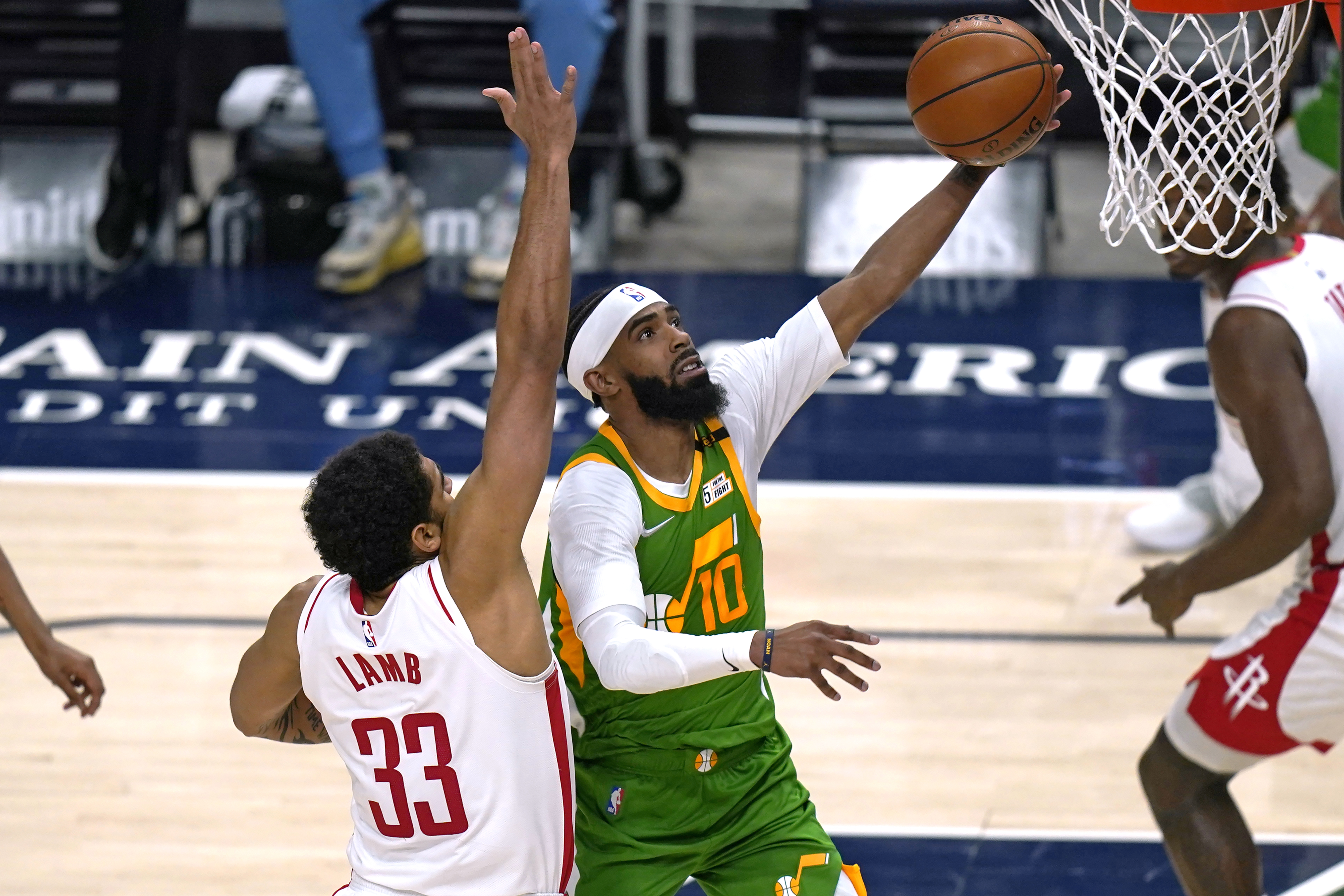 John Stockton of the Utah Jazz attempts a layup against Michael