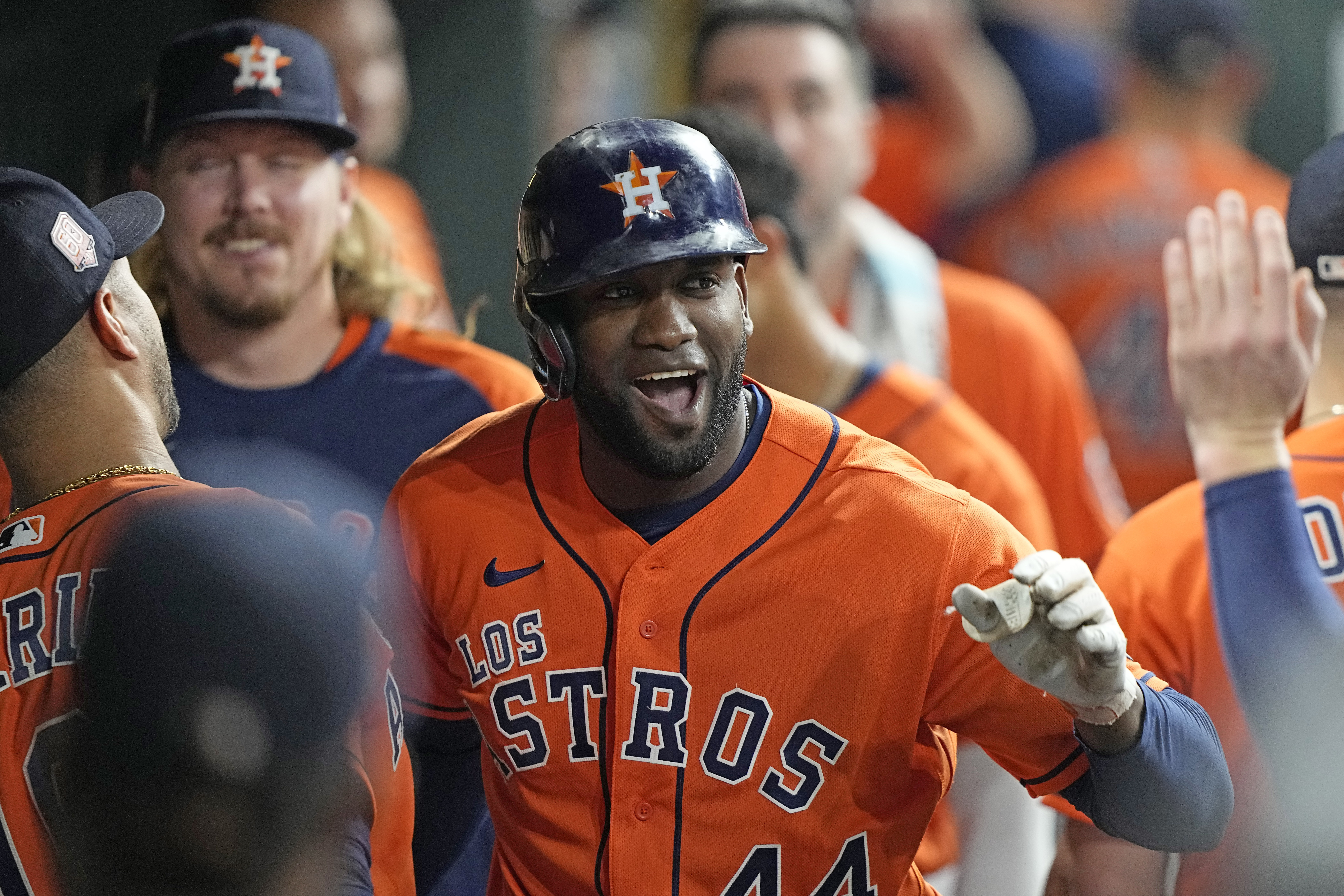 Alvarez's 8th-inning home run lifts Astros over Athletics