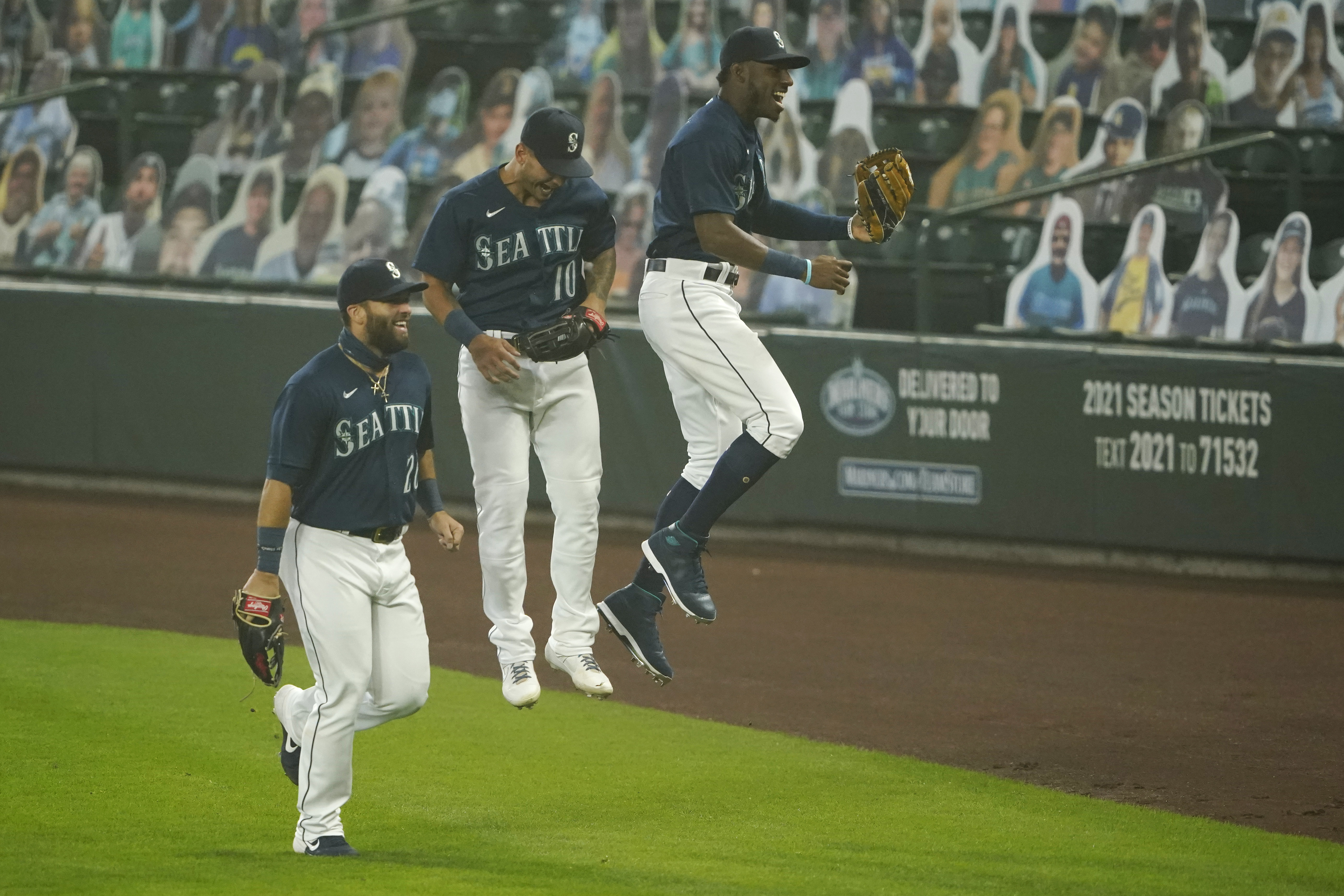 Mariners rookie Kyle Lewis robs Ramon Laureano of grand slam