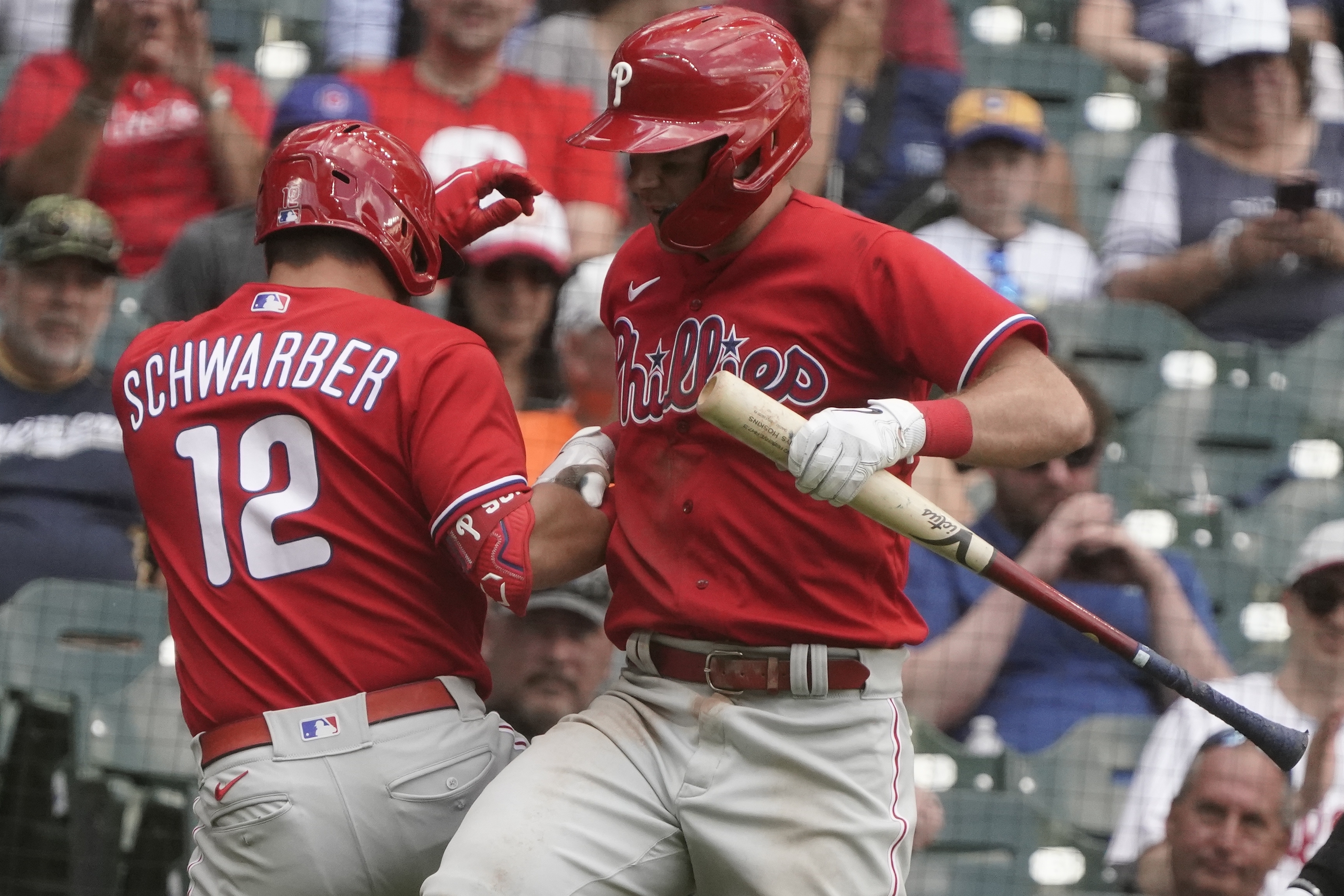 McCutchen, Hoskins lead Phillies past Brewers