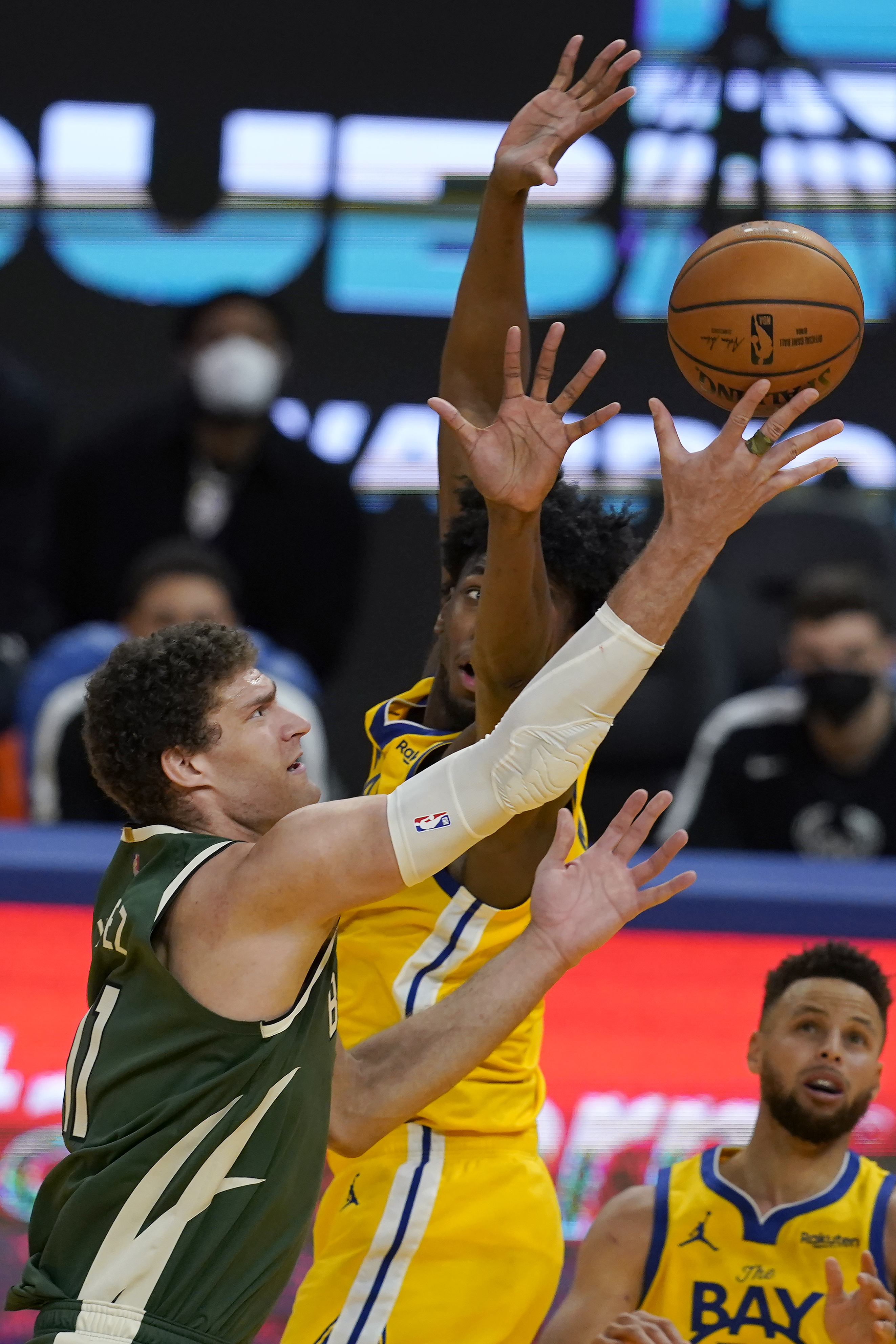 Curry, Warriors use furious finish to hold off Bucks 122-121