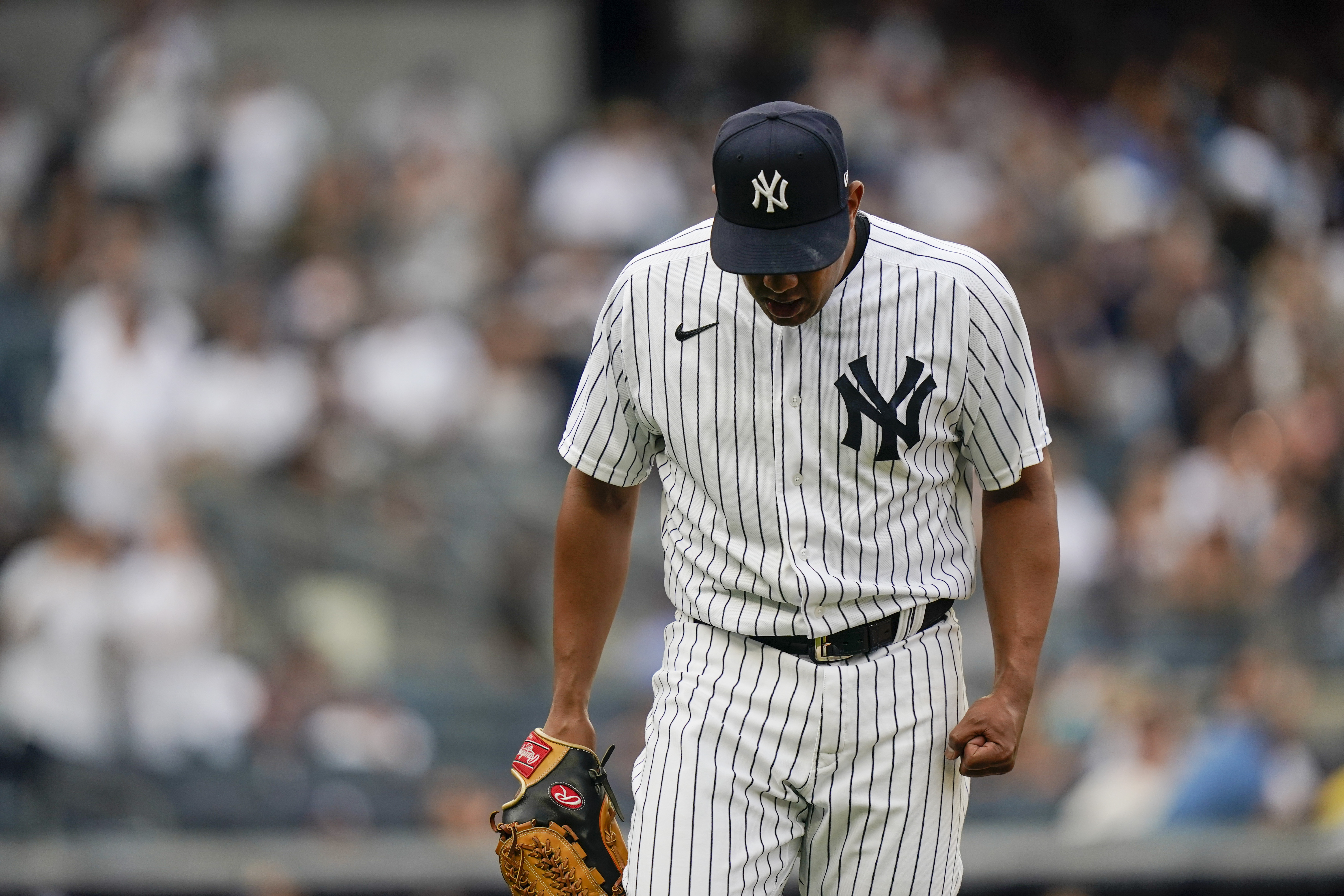 Yankees' Gio Urshela runs full speed to catch foul ball, dives into Rays  dugout: 'Very Jeter like