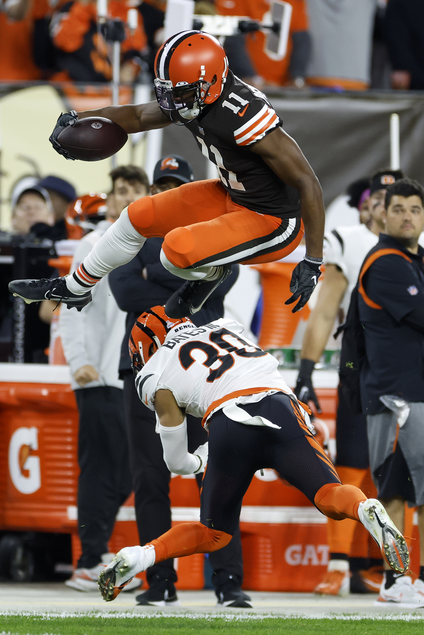 Burrow sacked, Bengals pummeled by Browns in 32-13 loss - The San