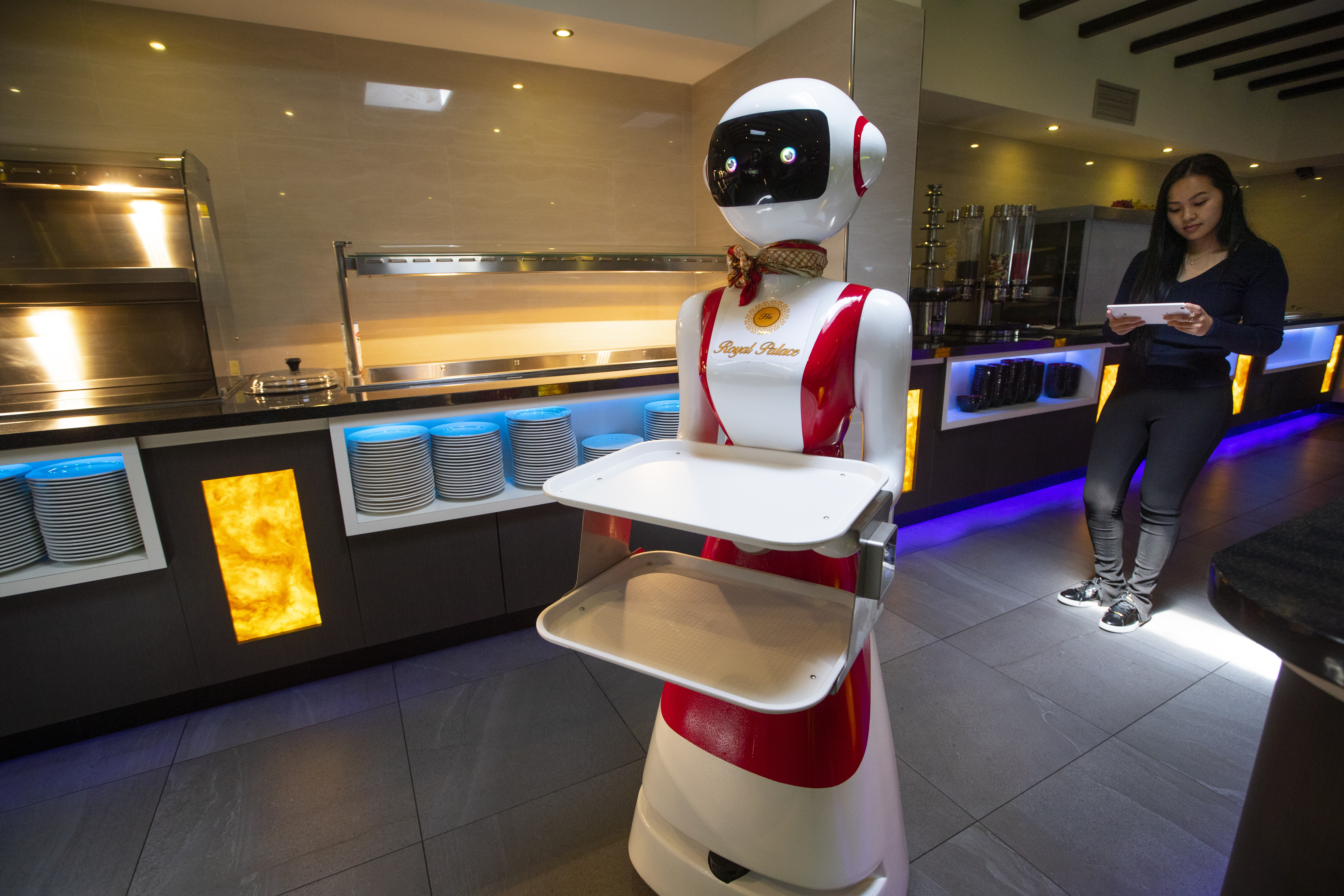 See me self. Иннополис робот официант. Робот-официант bellabot. Роботы в кафе. Роботизированный ресторан.