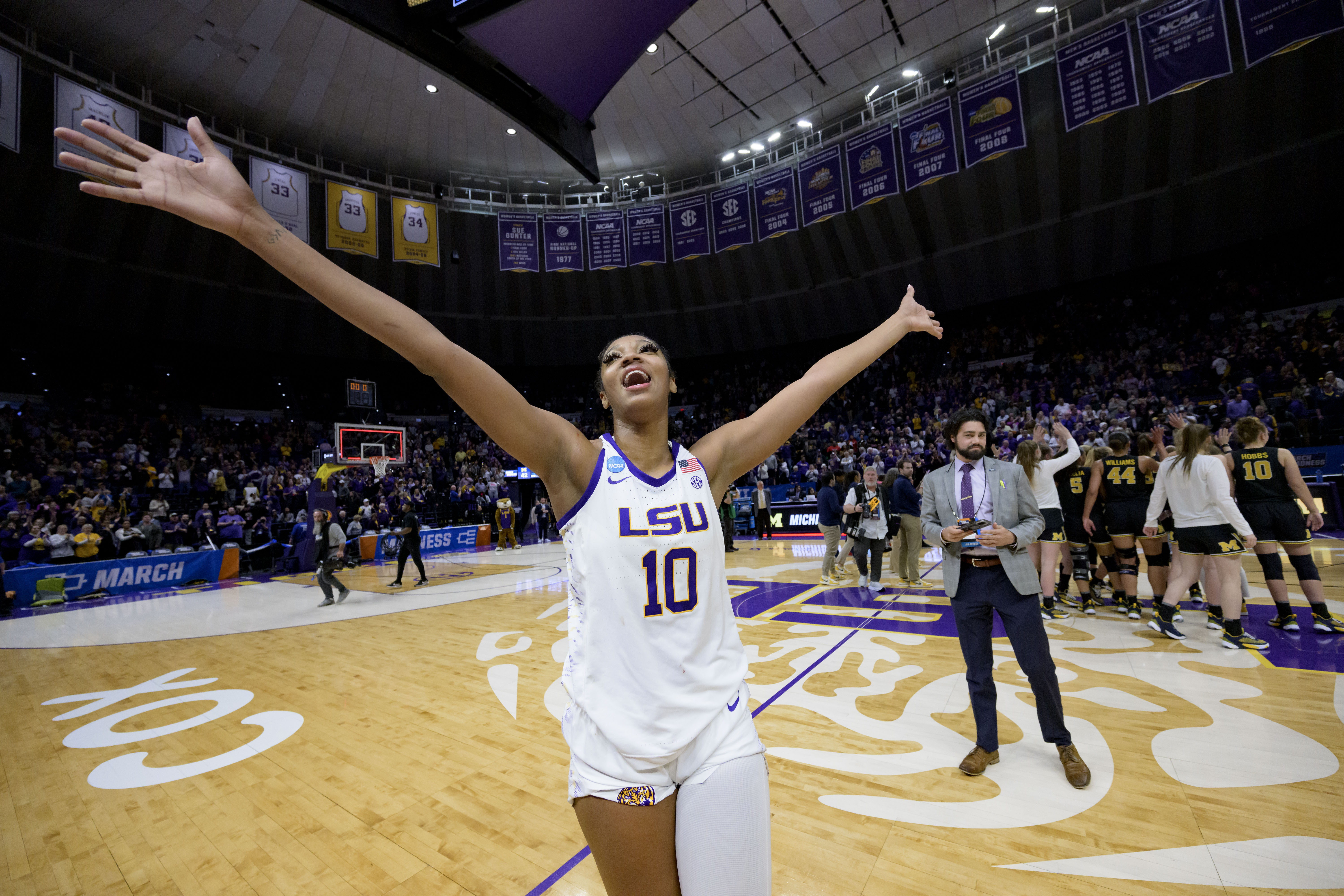 No. 1 South Carolina women's basketball routs LSU to stay undefeated