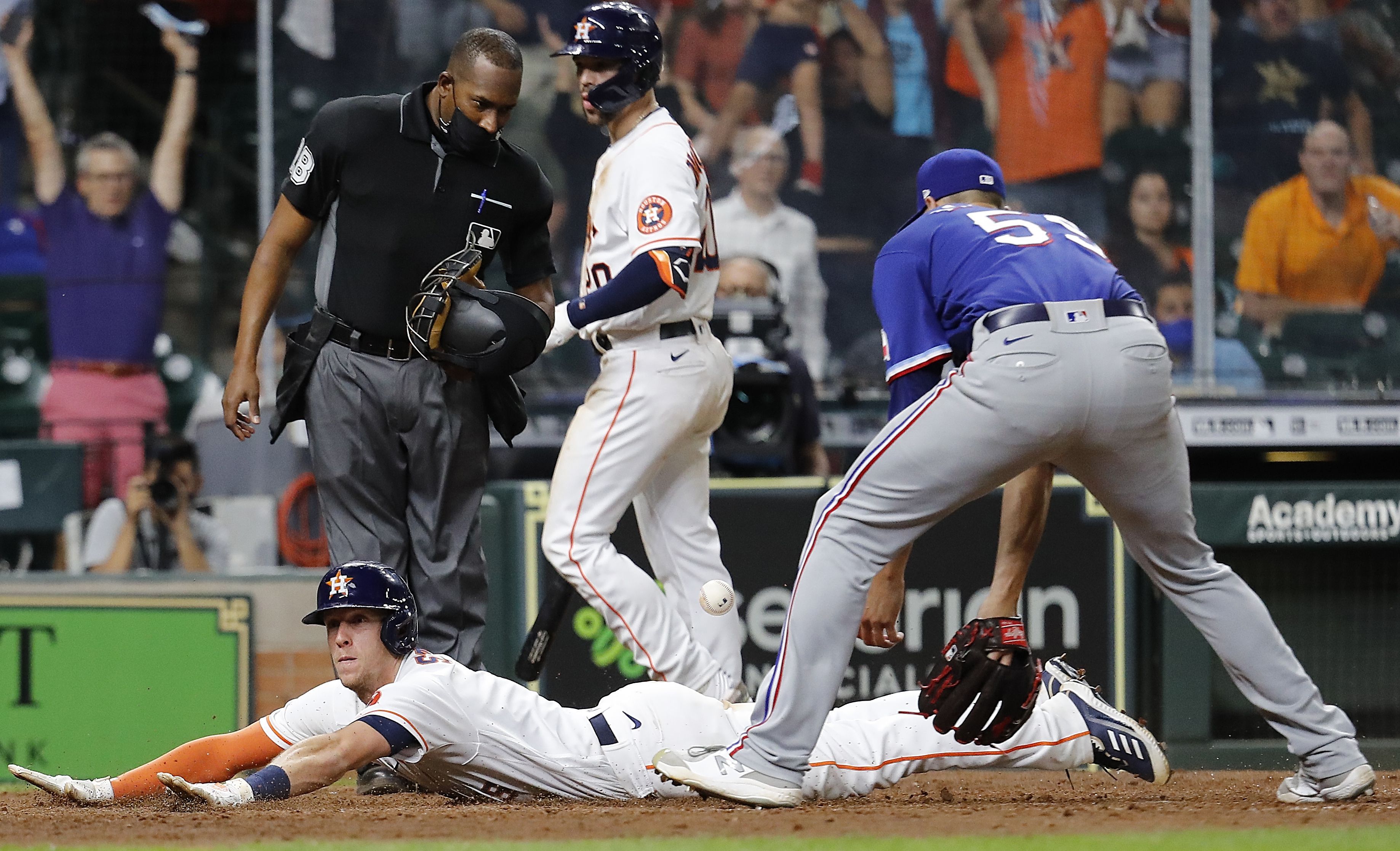 Straw scores on wild pitch in 11th, Astros beat Rangers 4-3