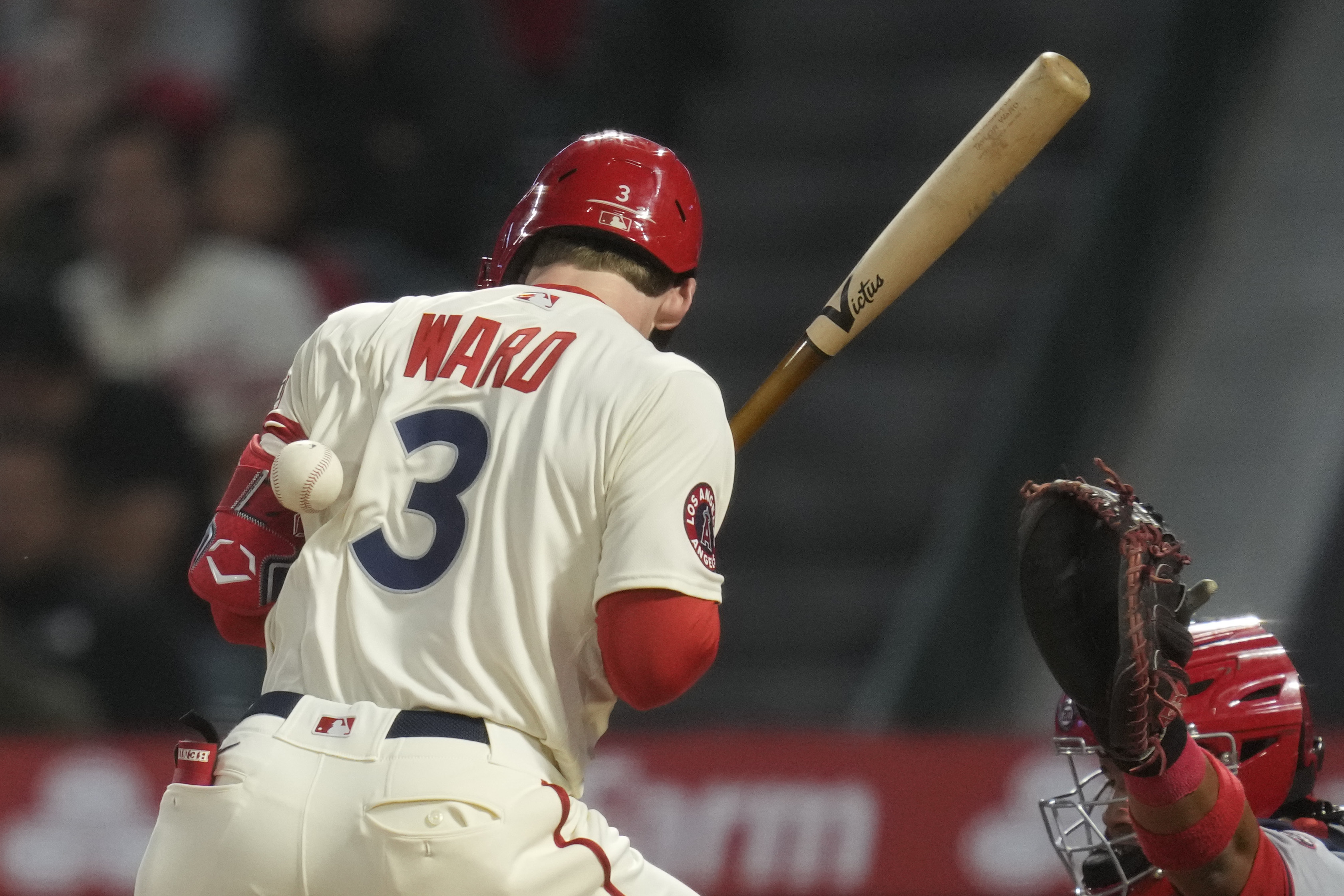 los-angeles-angels-logan-o-hoppe-leaves-game-with-shoulder-pain