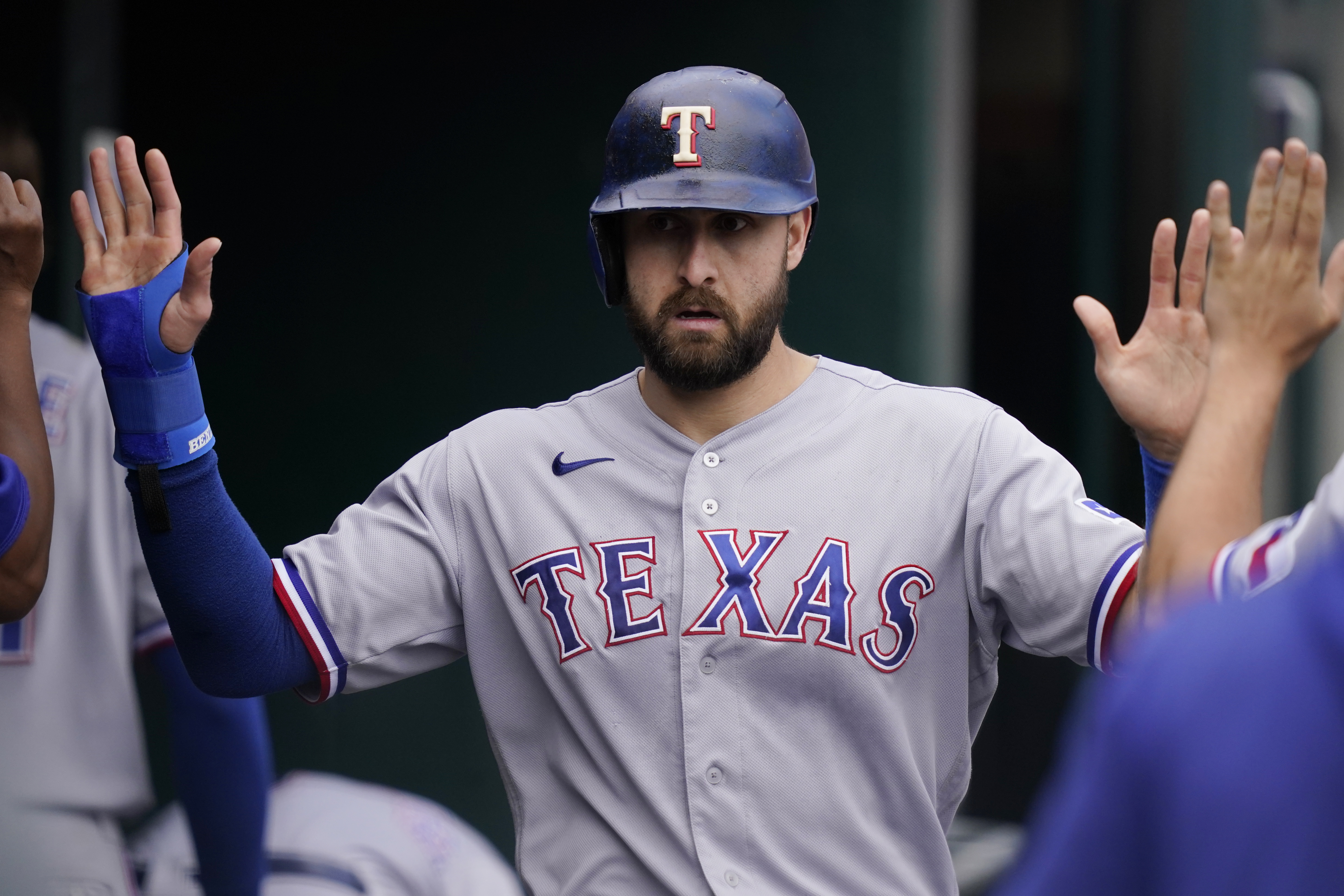 AP source: Yanks reach deal to get slugger Gallo from Texas