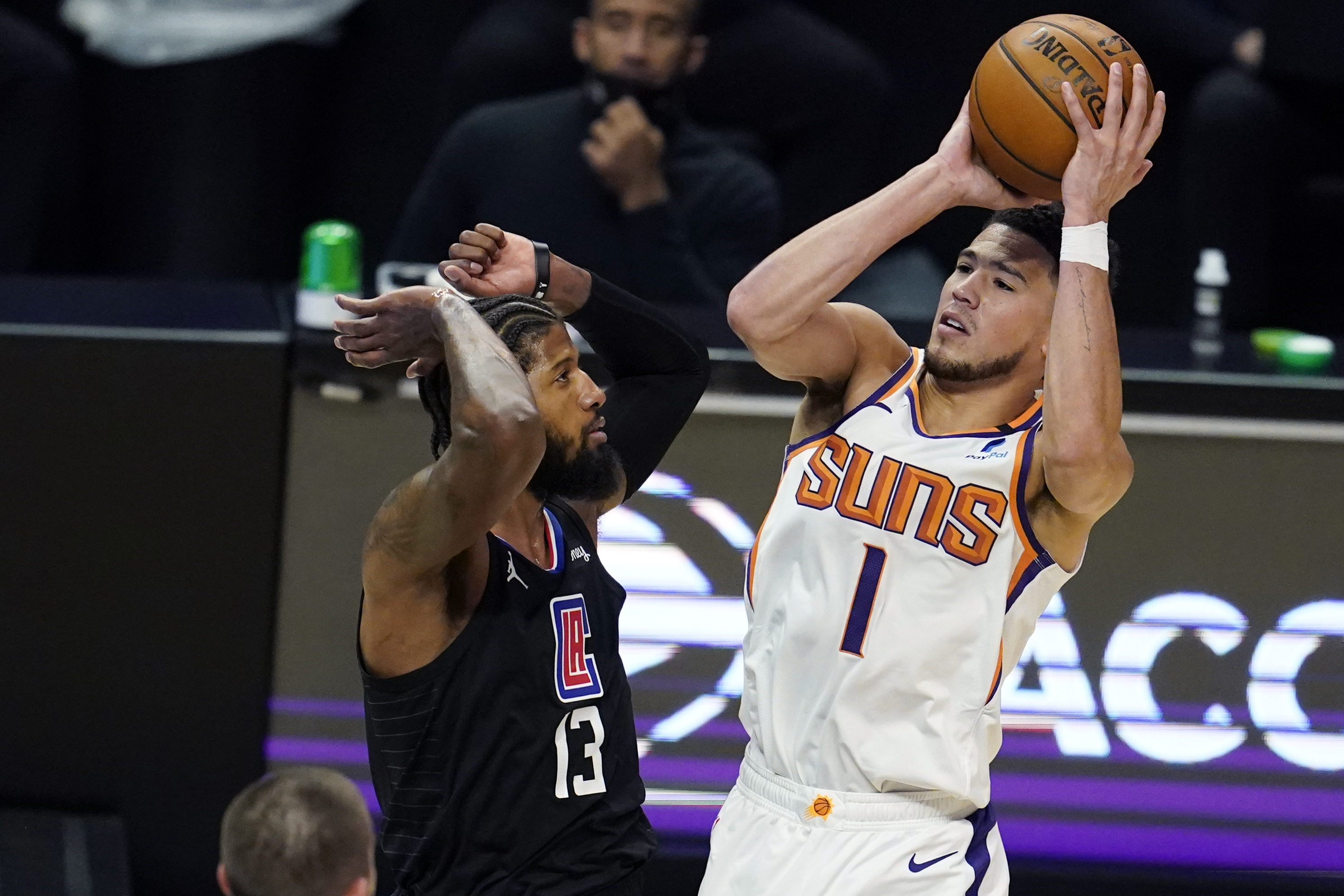 Clippers finally snap Suns' win streak, take Game 3 in Western