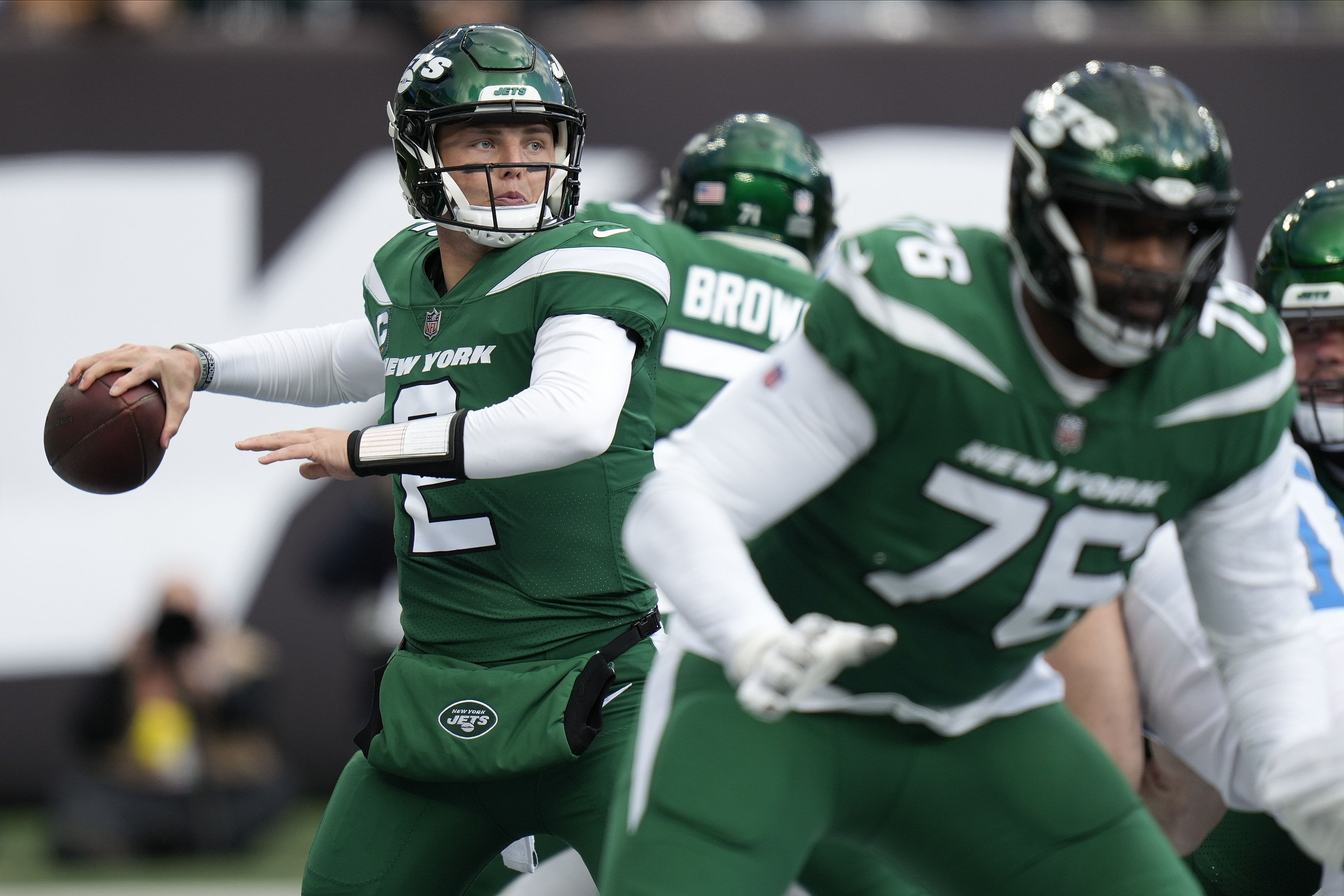 Jets QB Mike White taken to the hospital after rib injury