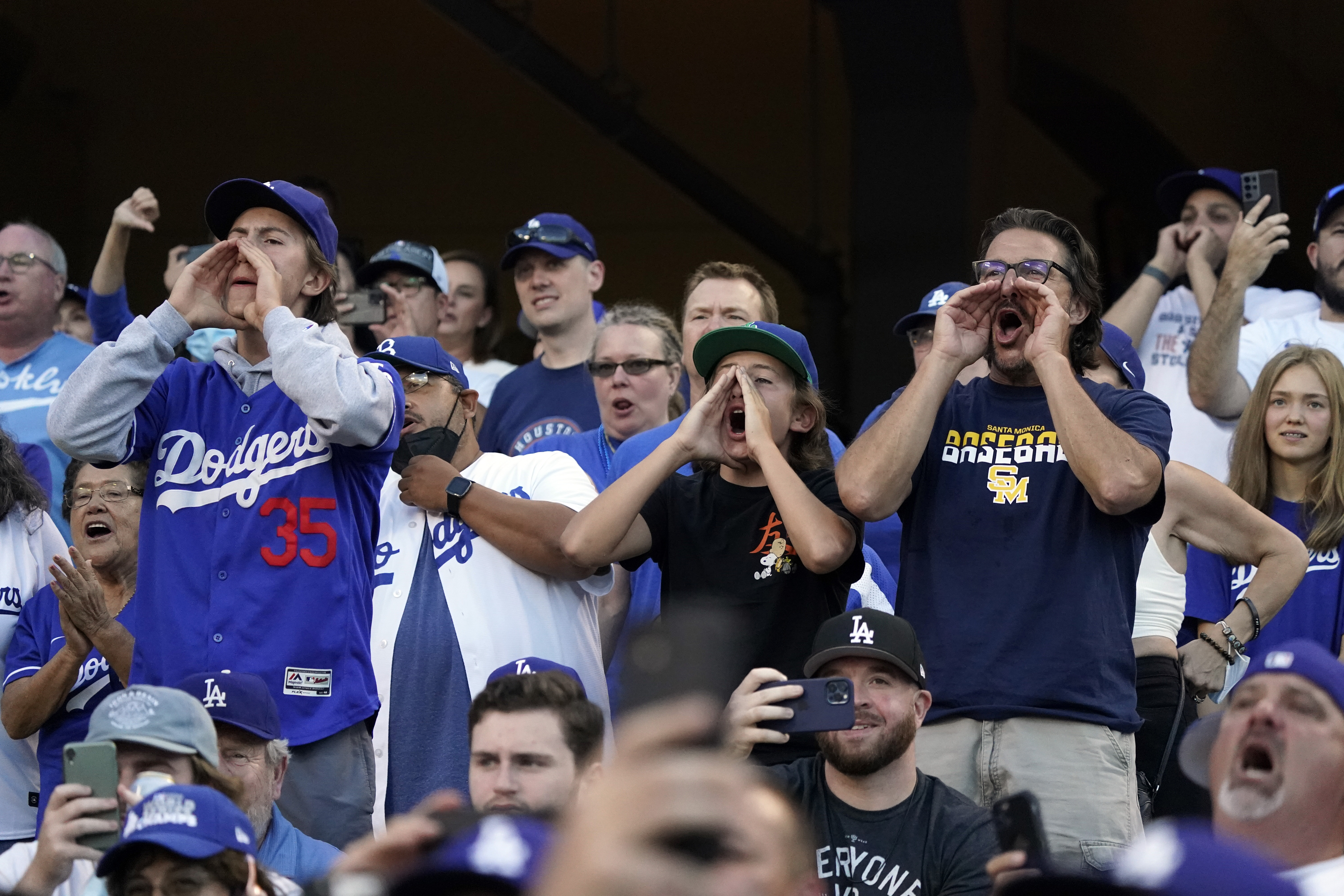 Cody Bellinger Robs Home Run, Gets Booed By Dodgers Fans