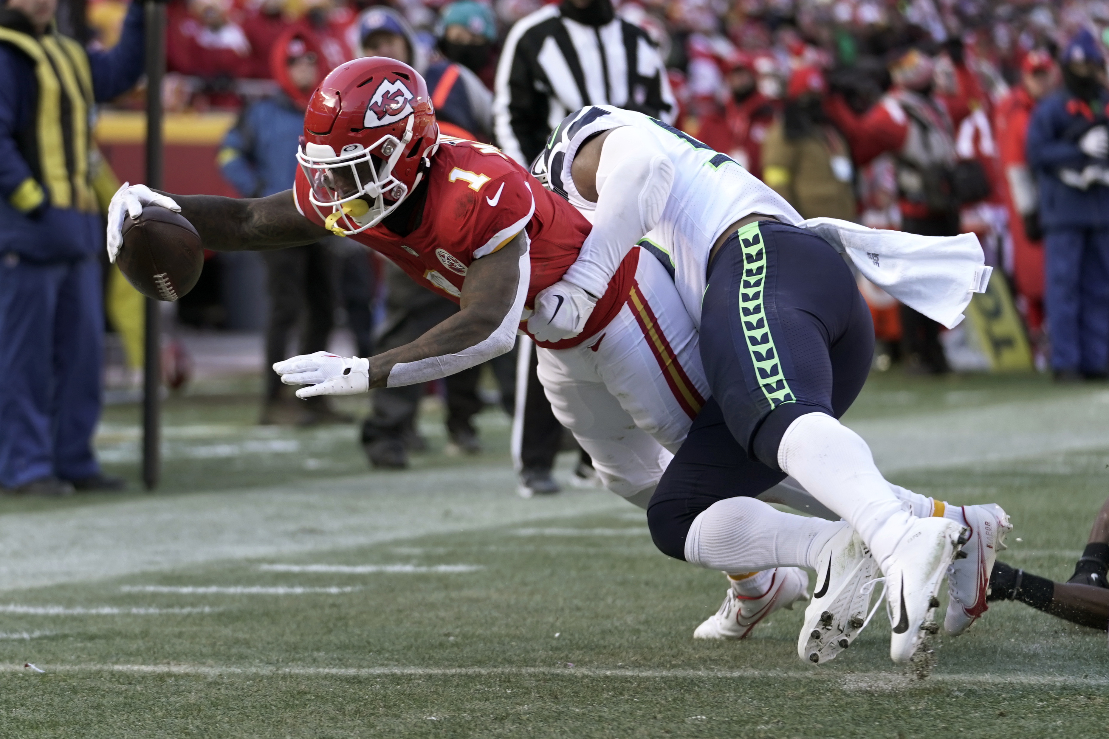 \ud83c\udfc8 Chiefs dump Seahawks, stay tied for AFC's best record