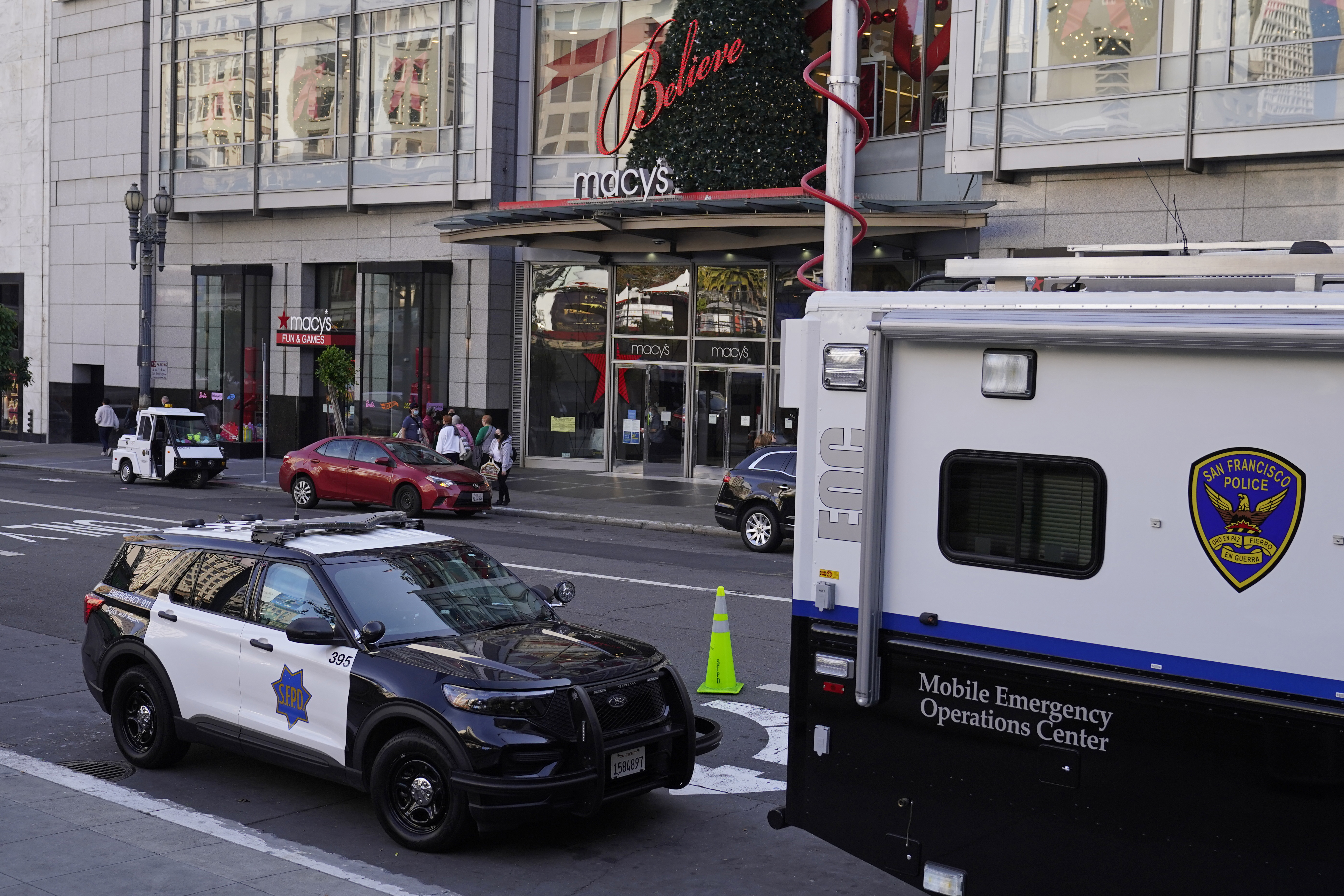 San Francisco Louis Vuitton store emptied by robbers; video shows