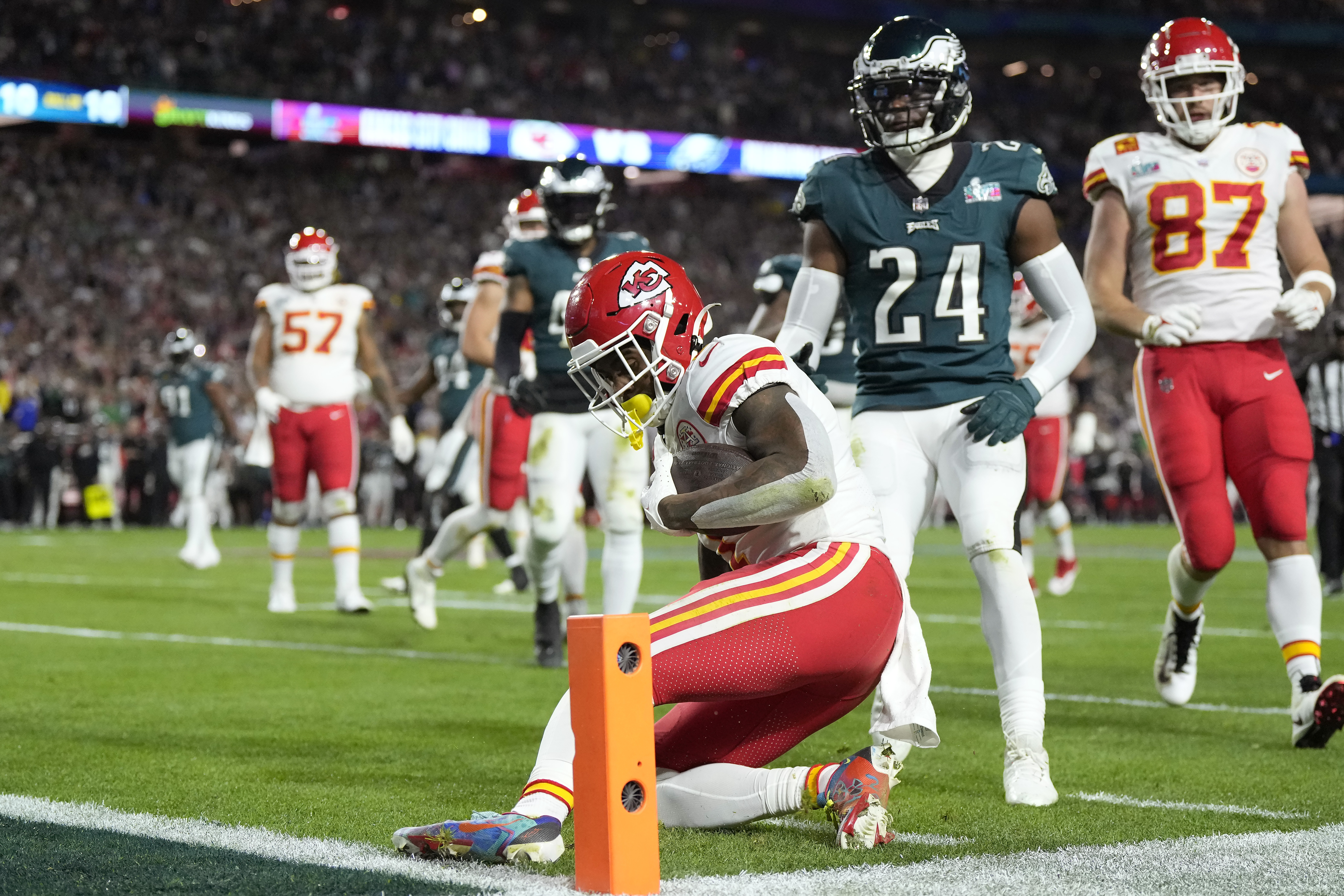 Patrick Mahomes' incredible touchdown toss to Travis Kelce sends social  media into frenzy