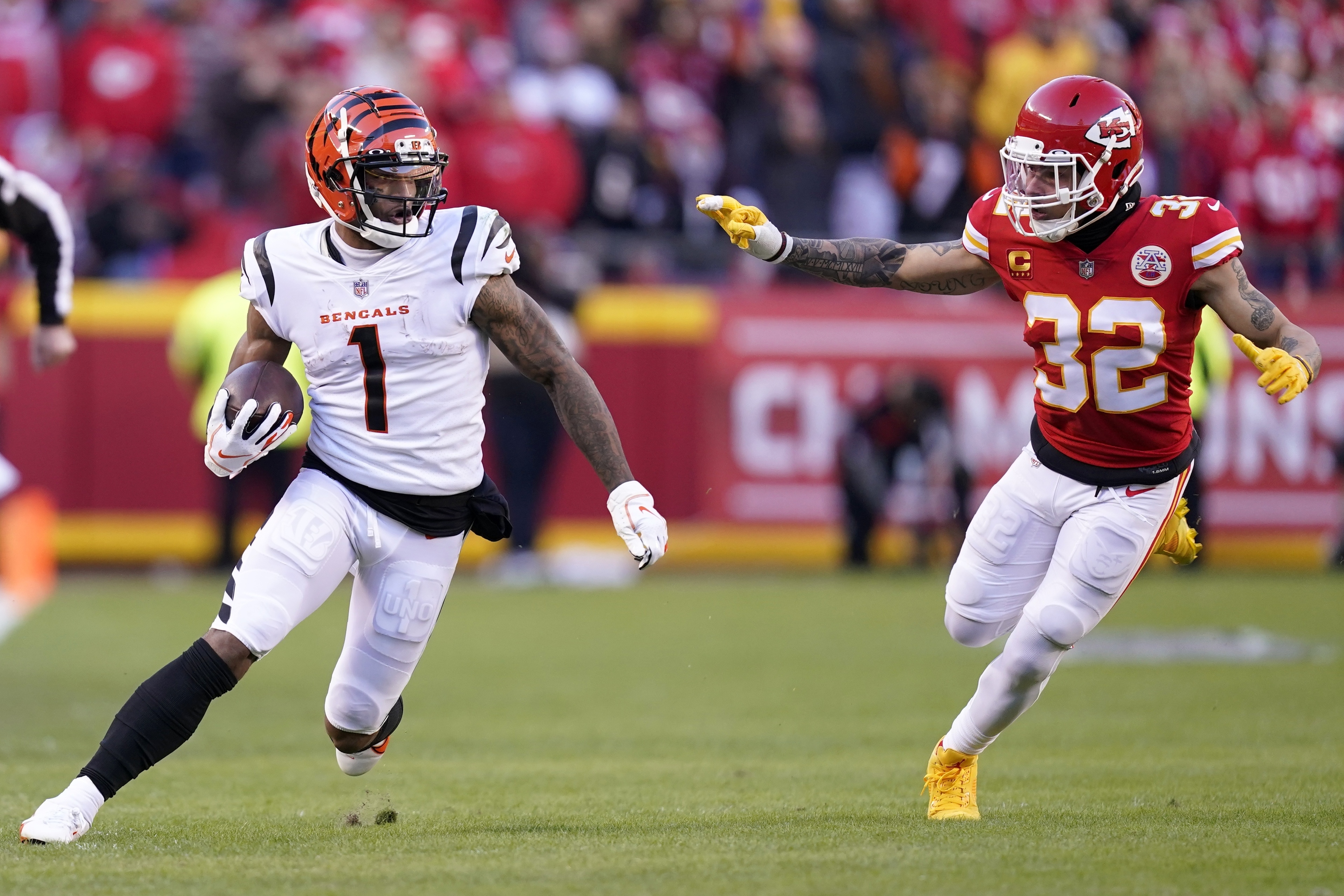 Cincinnati Bengals linebacker Logan Wilson (55) and Cincinnati Bengals  guard Hakeem Adeniji (77 …