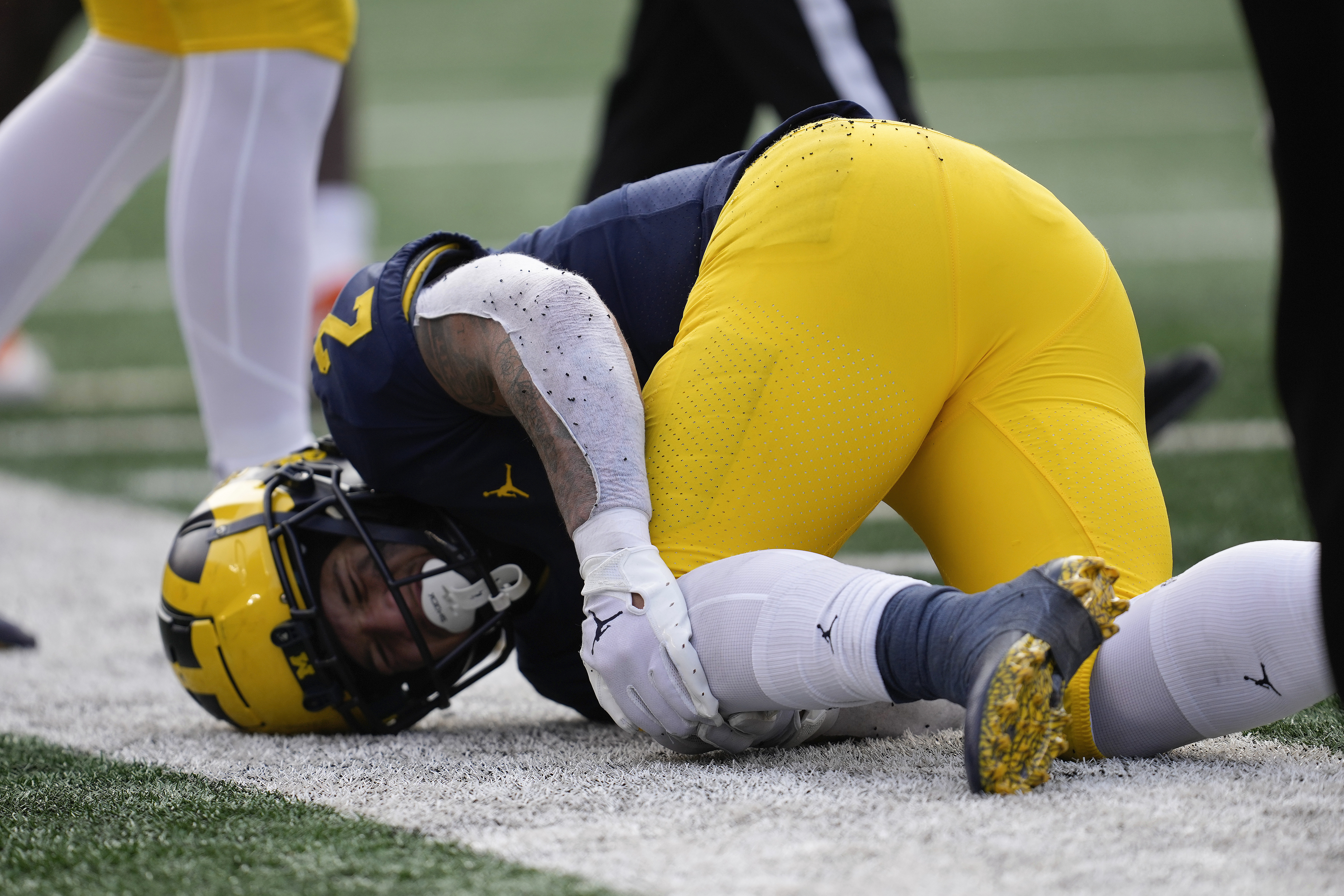 No. 3 Michigan beats Illinois 19 17 after Corum hurts knee