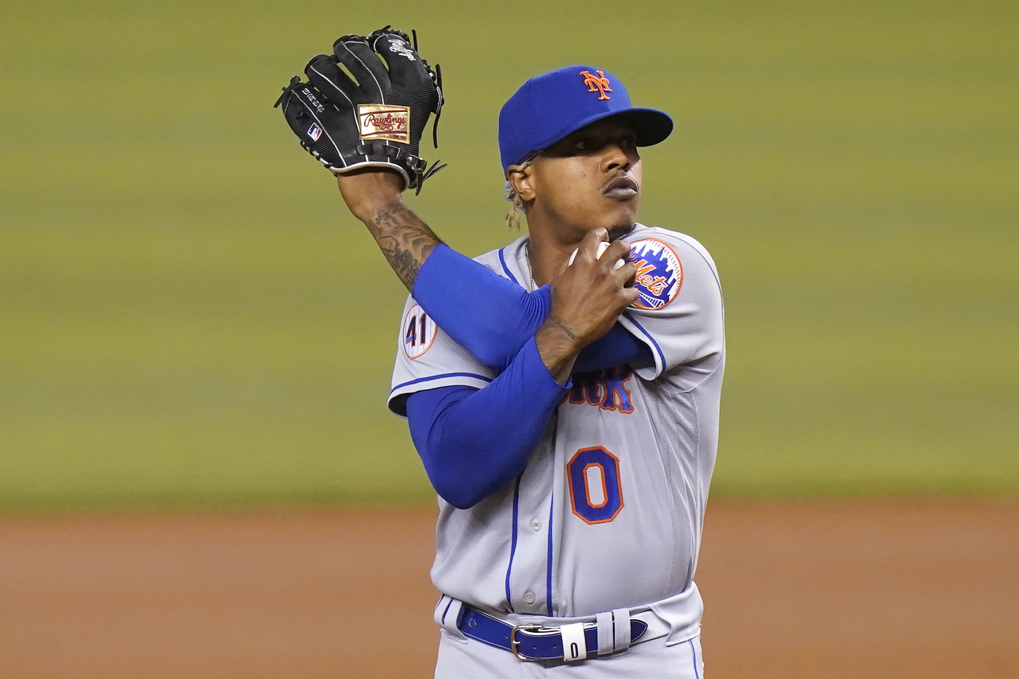 Rookie Lee finally makes contact, Mets beat Marlins in 12th