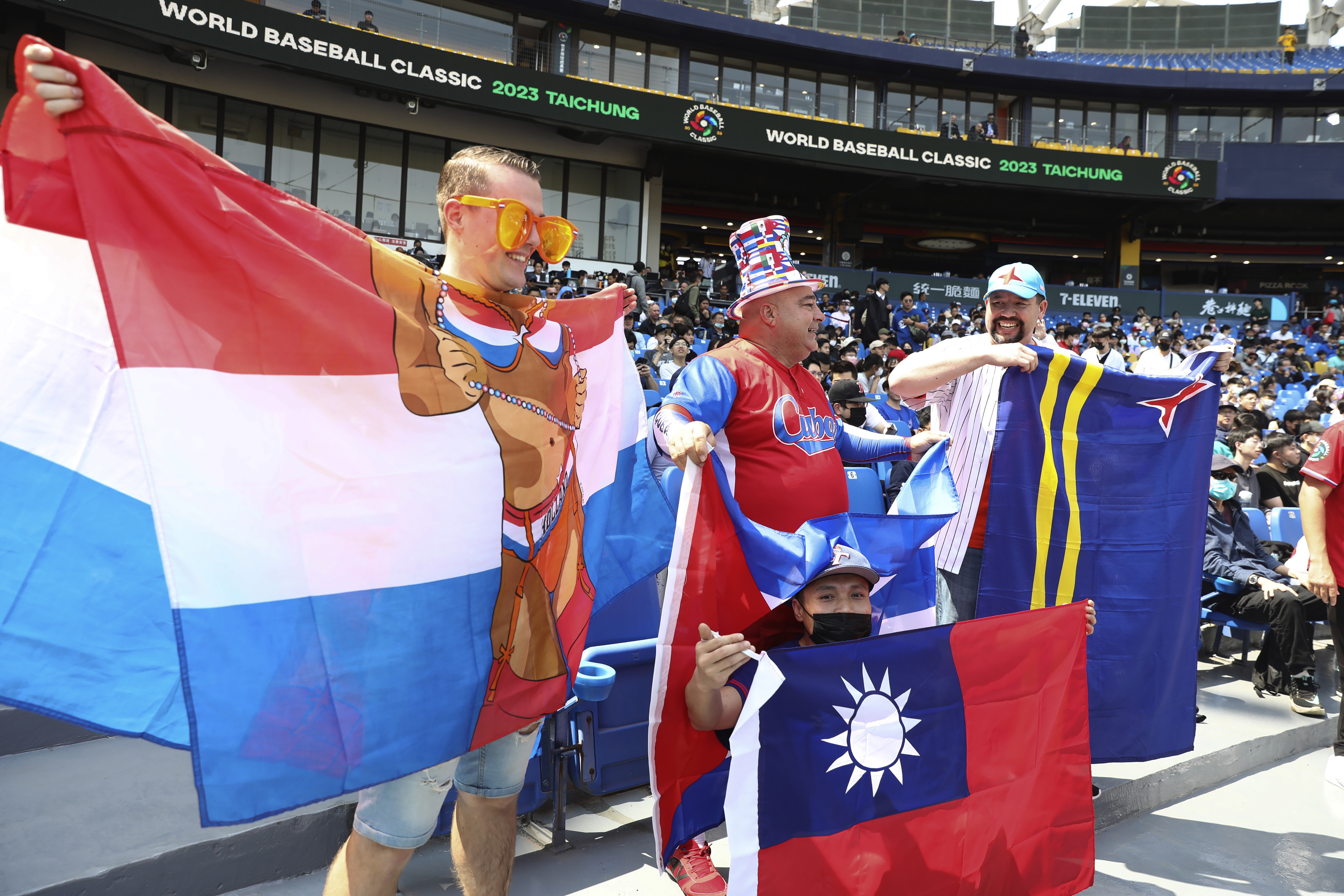 FIRST WORLD BASEBALL CLASSIC HOME RUN OF 2023! (Nien-Ting Wu CRUSHES 2-run  homer for Chinese Taipei) 