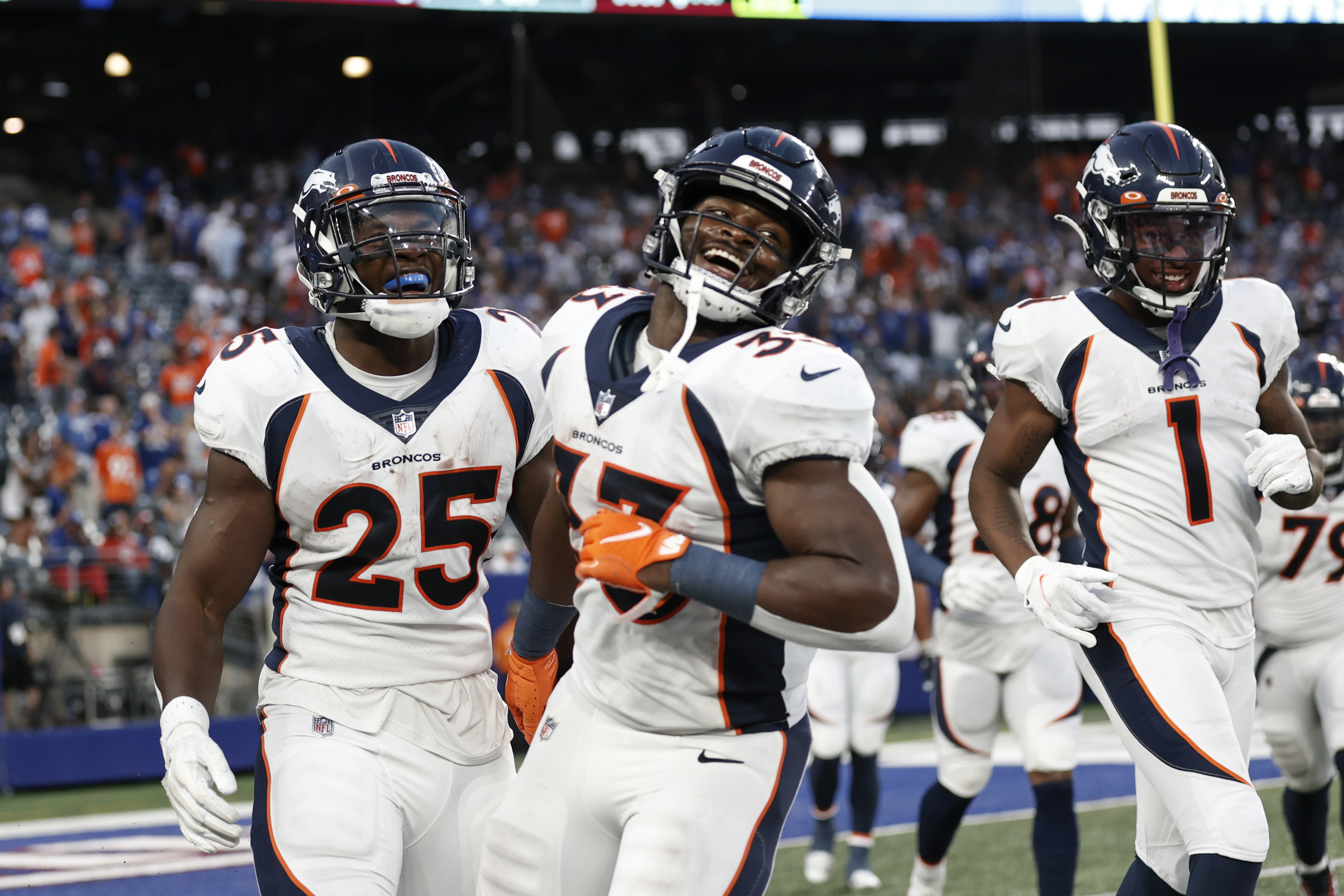 Teddy Bridgewater throws 2 TDs, Broncos pound Giants 27-13