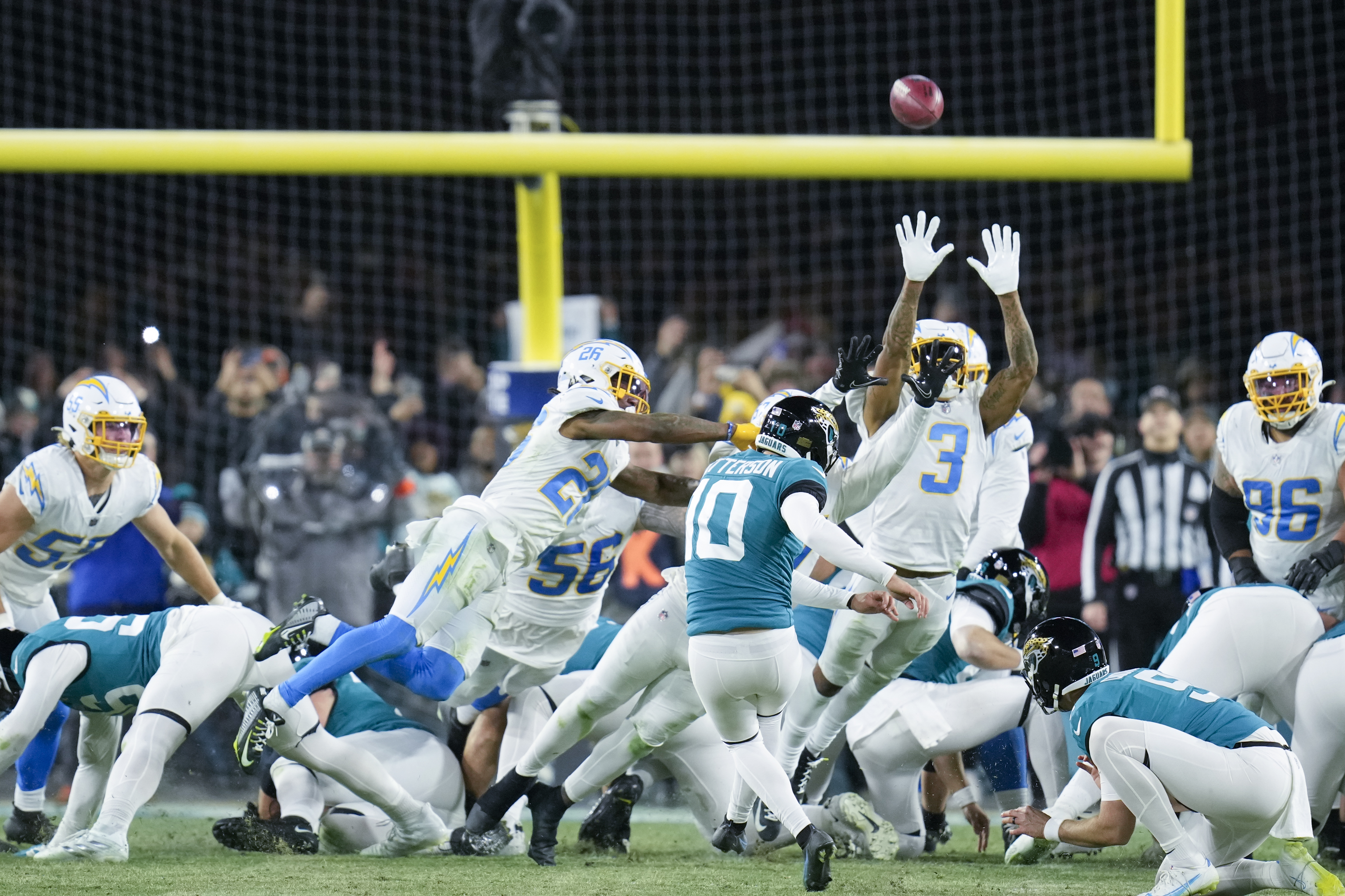Lawrence rallies Jaguars from 27 down to beat Chargers 31-30 - Seattle  Sports