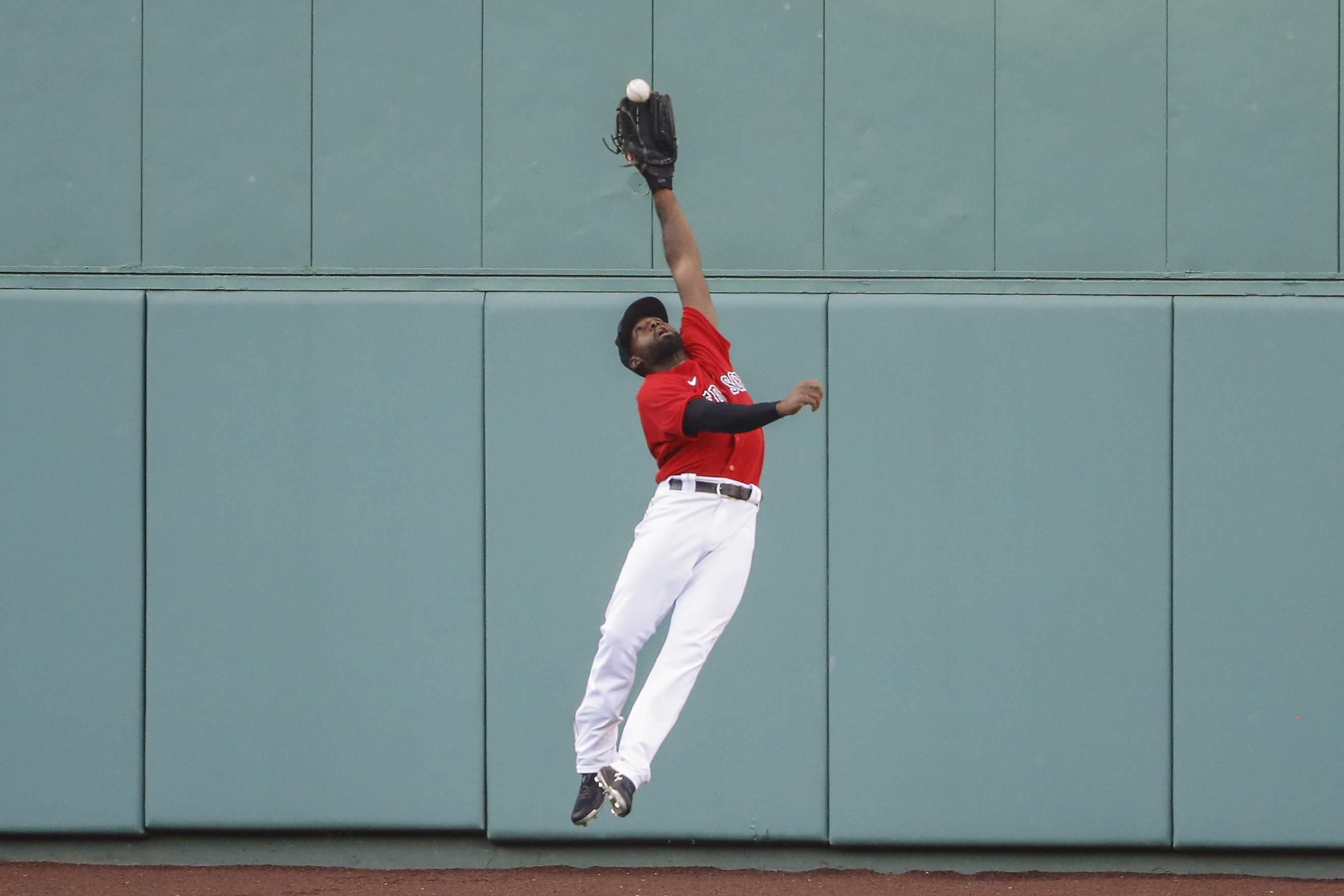 Milwaukee Brewers add Jackie Bradley, Jr., more defense to NL