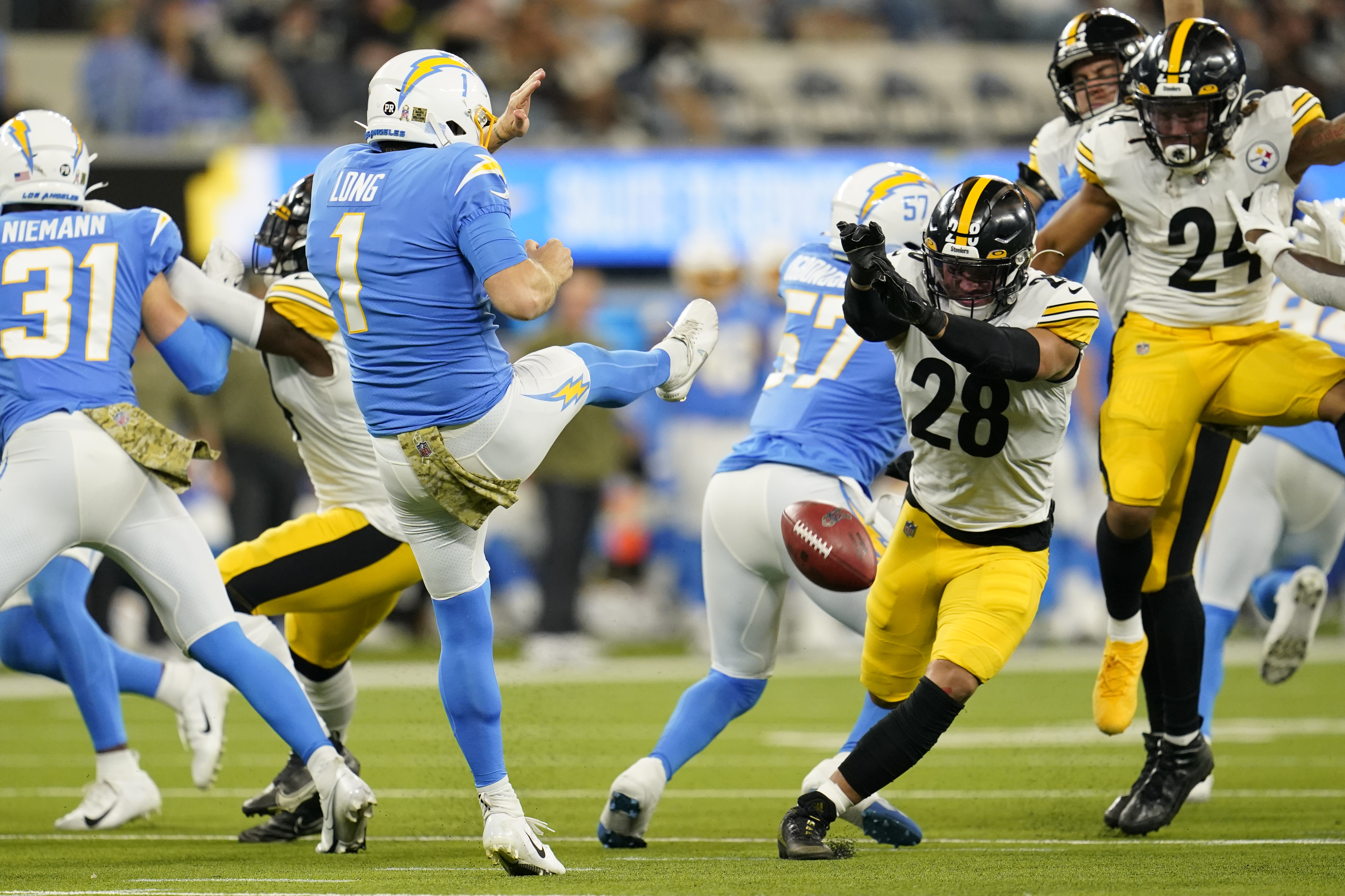 Chargers Beat Steelers, 41-37, in Week 11 of 2021 Season