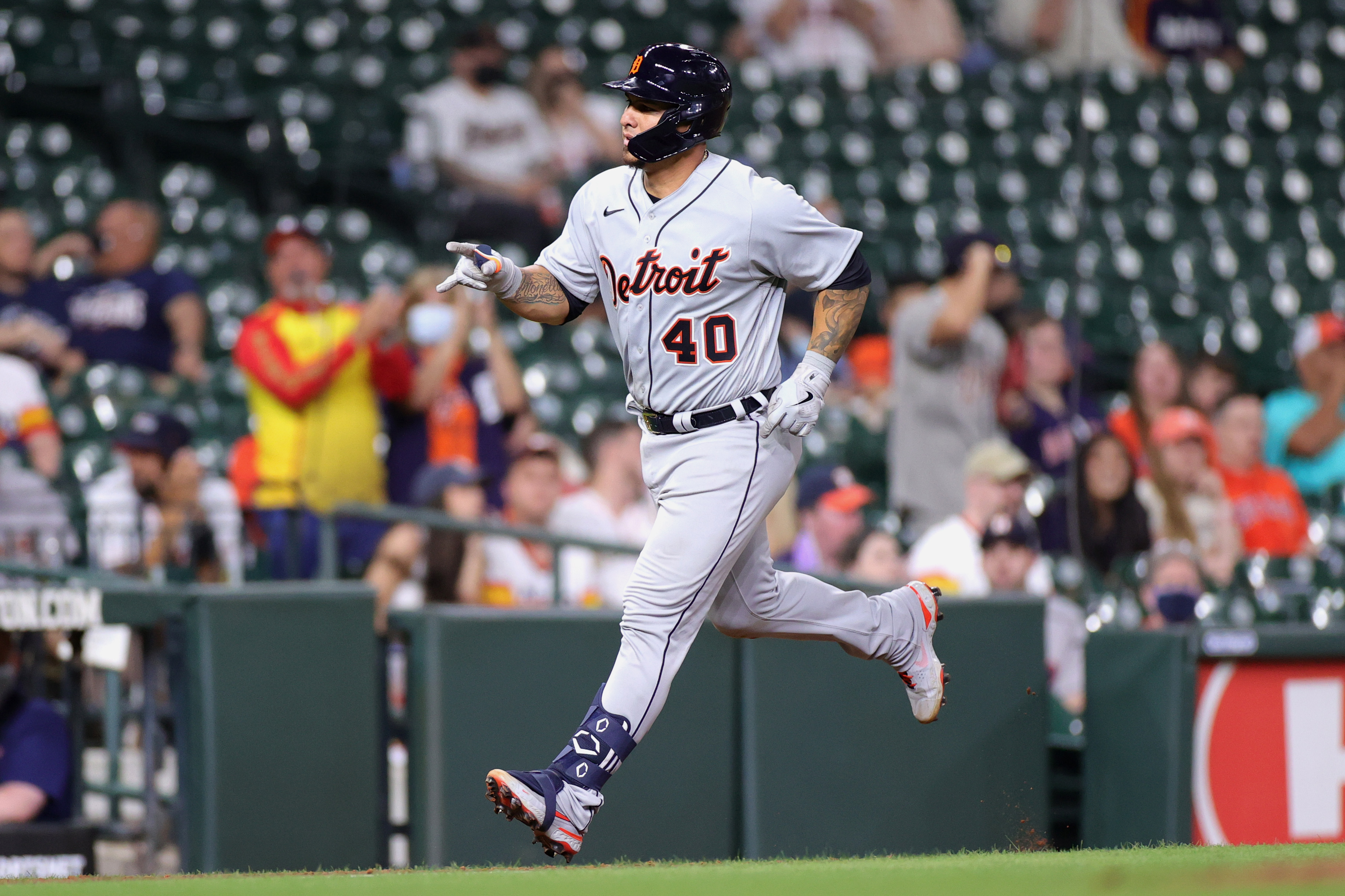 Astros hand White Sox 4th straight loss, season high skid.