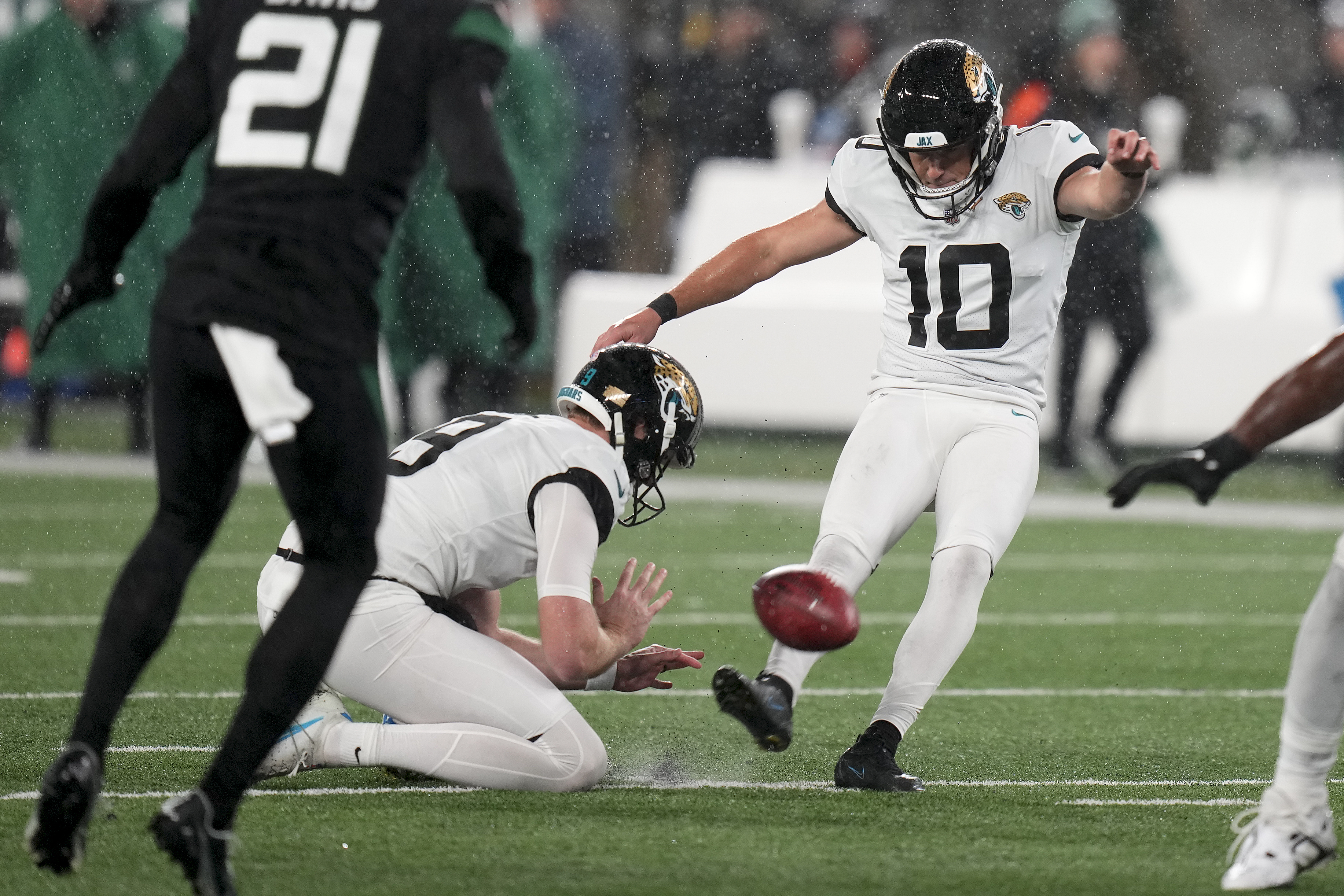 Lawrence, Jaguars continue playoff push, outclass Jets 19-3 – KXAN Austin