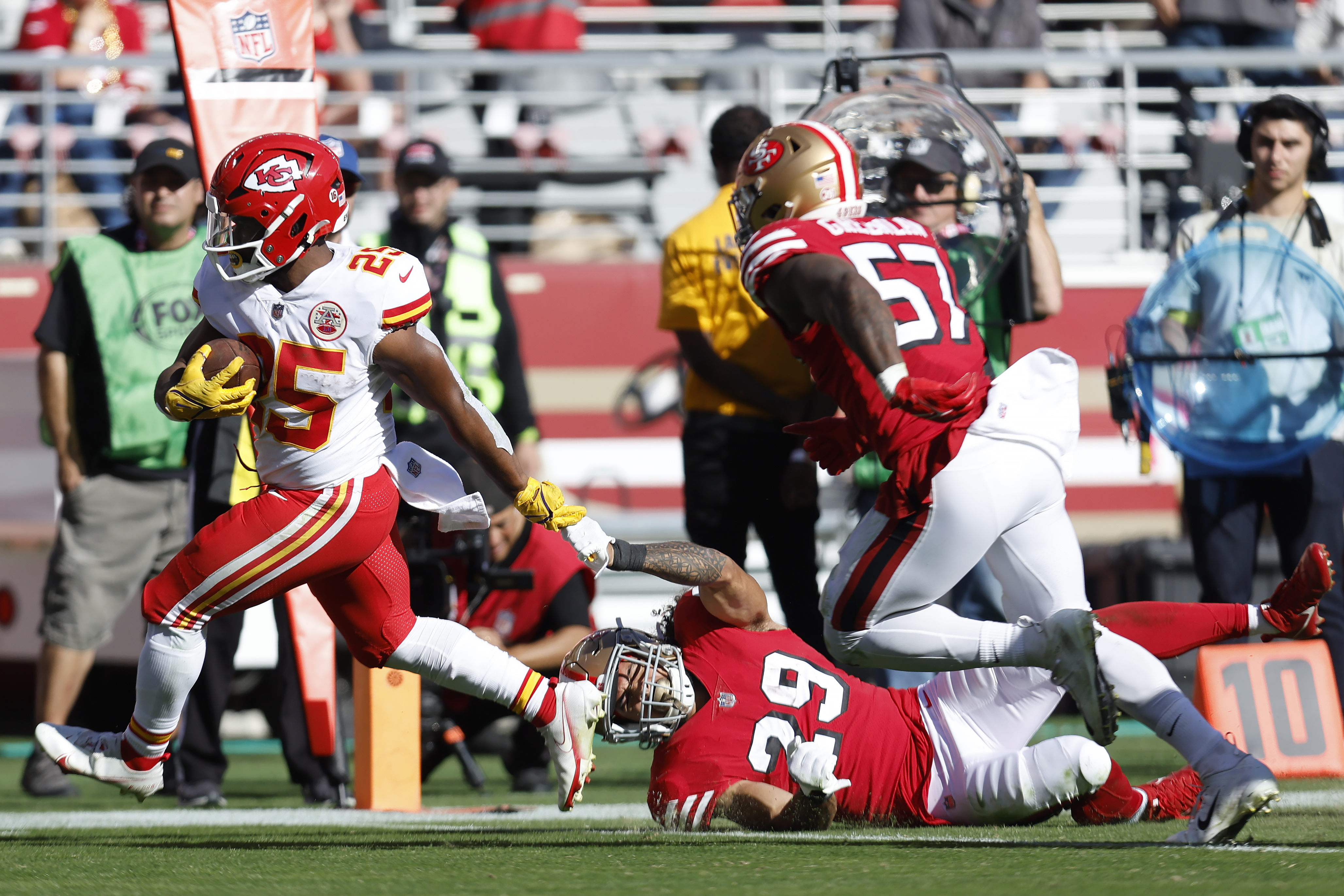 Patrick Mahomes' 3 TDs lead Chiefs past 49ers 44-23