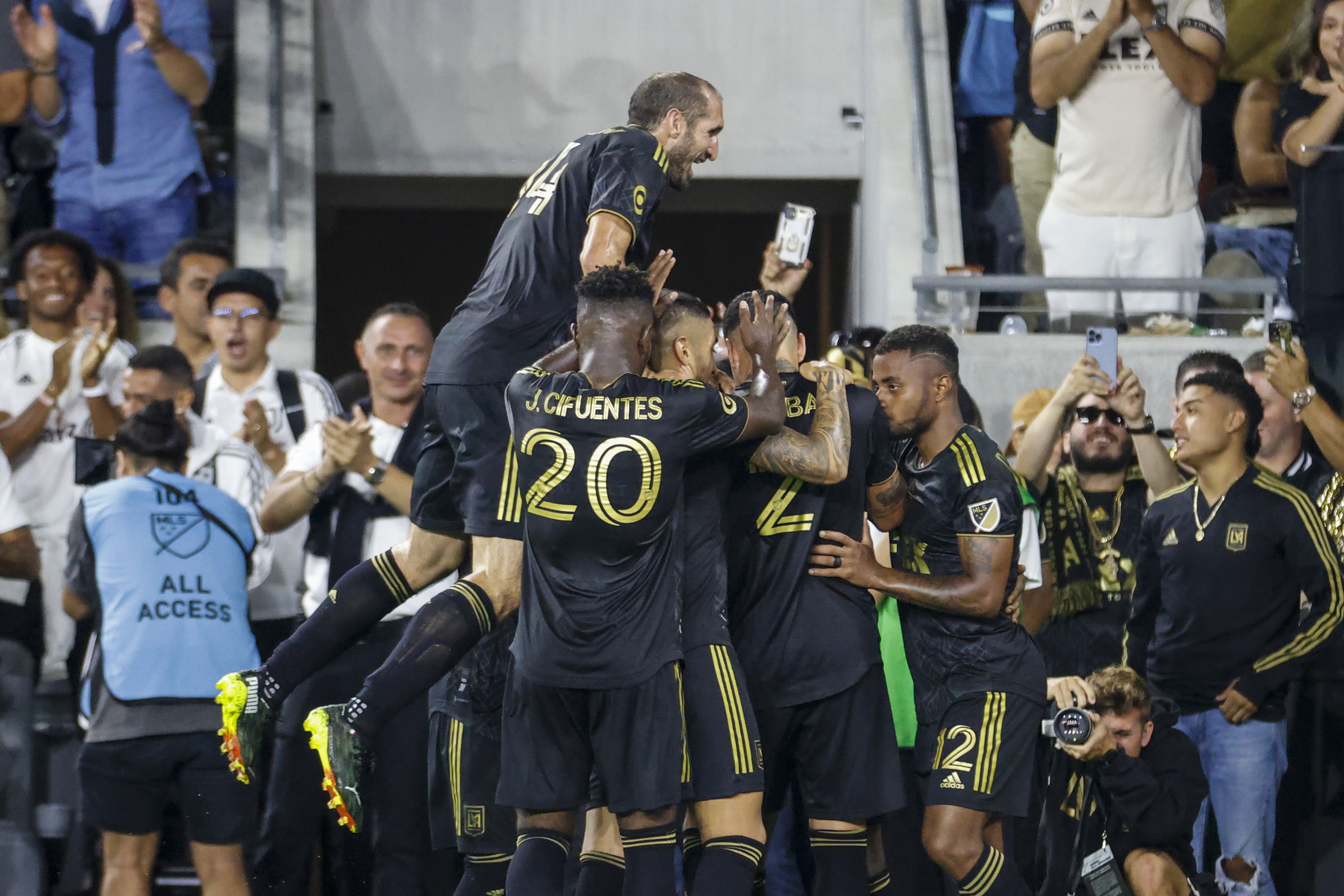 Chiellini, LAFC beat Timbers 3-2 after raising title banners