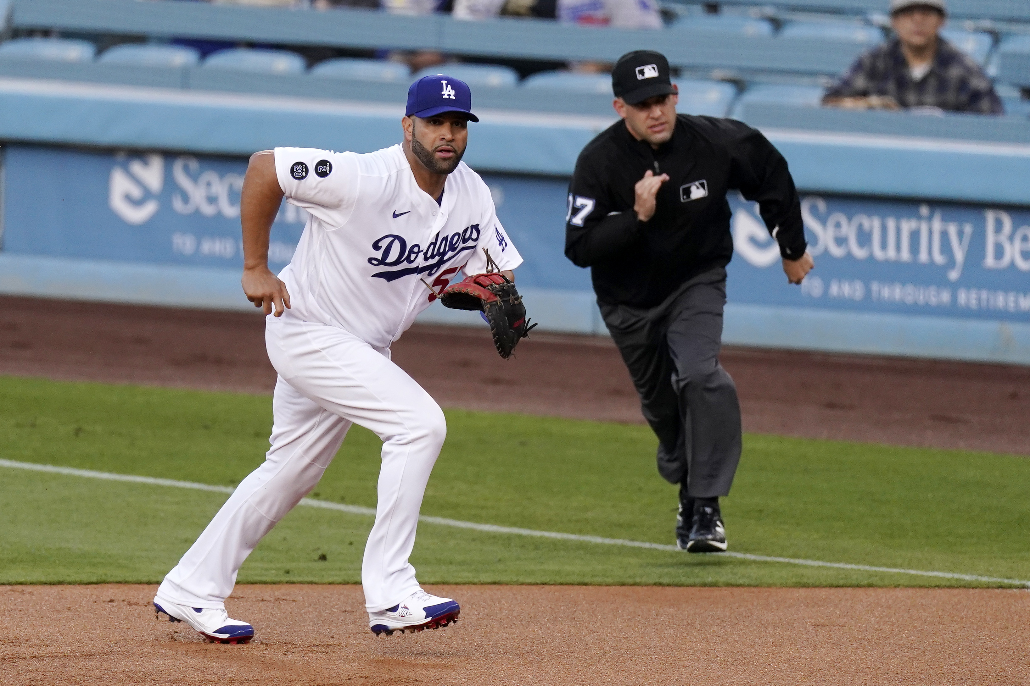 Pujols delivers RBI in debut, Dodgers top Diamondbacks 3-1