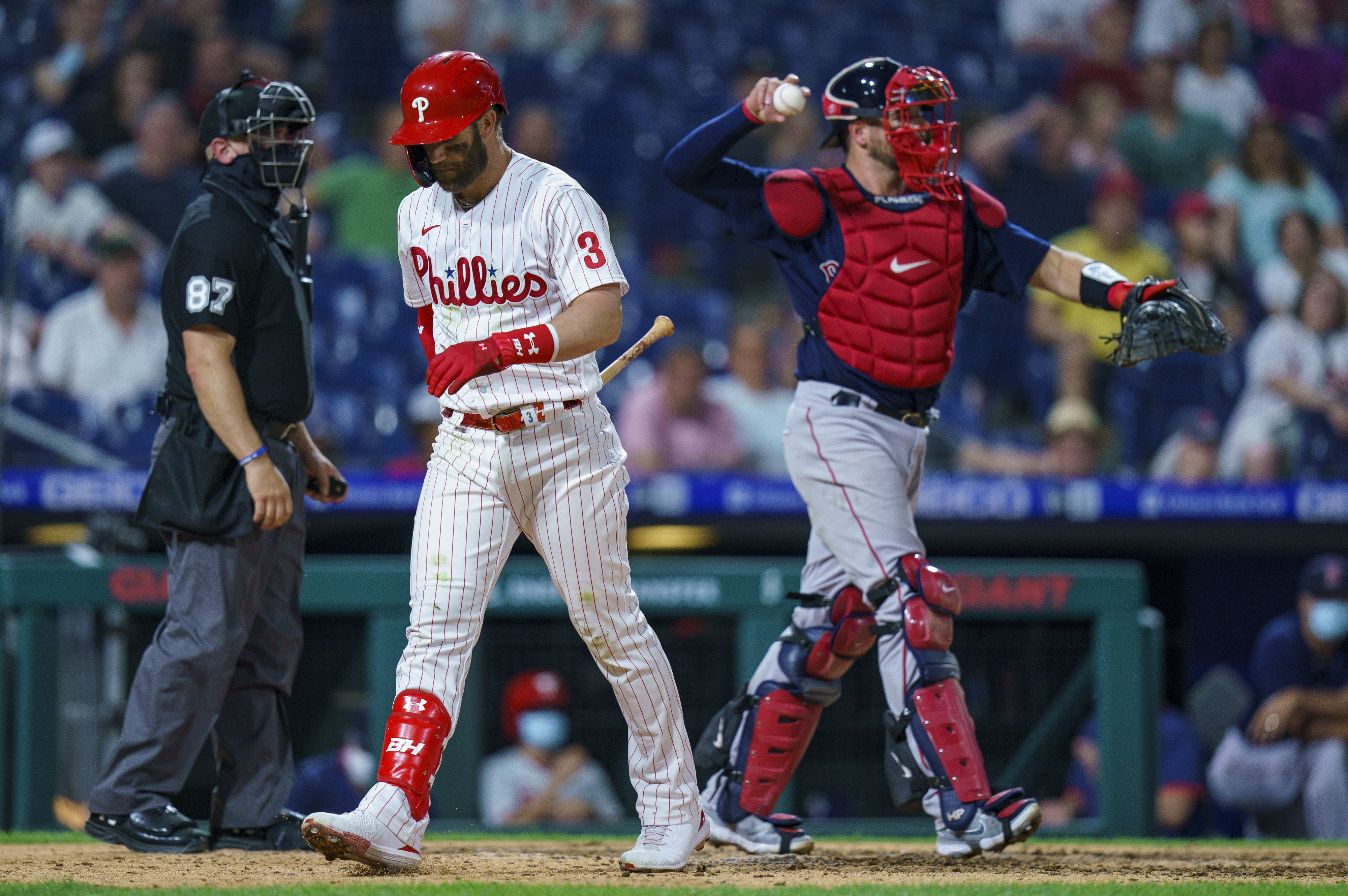 Harper's two HRs lead to Phils' romp