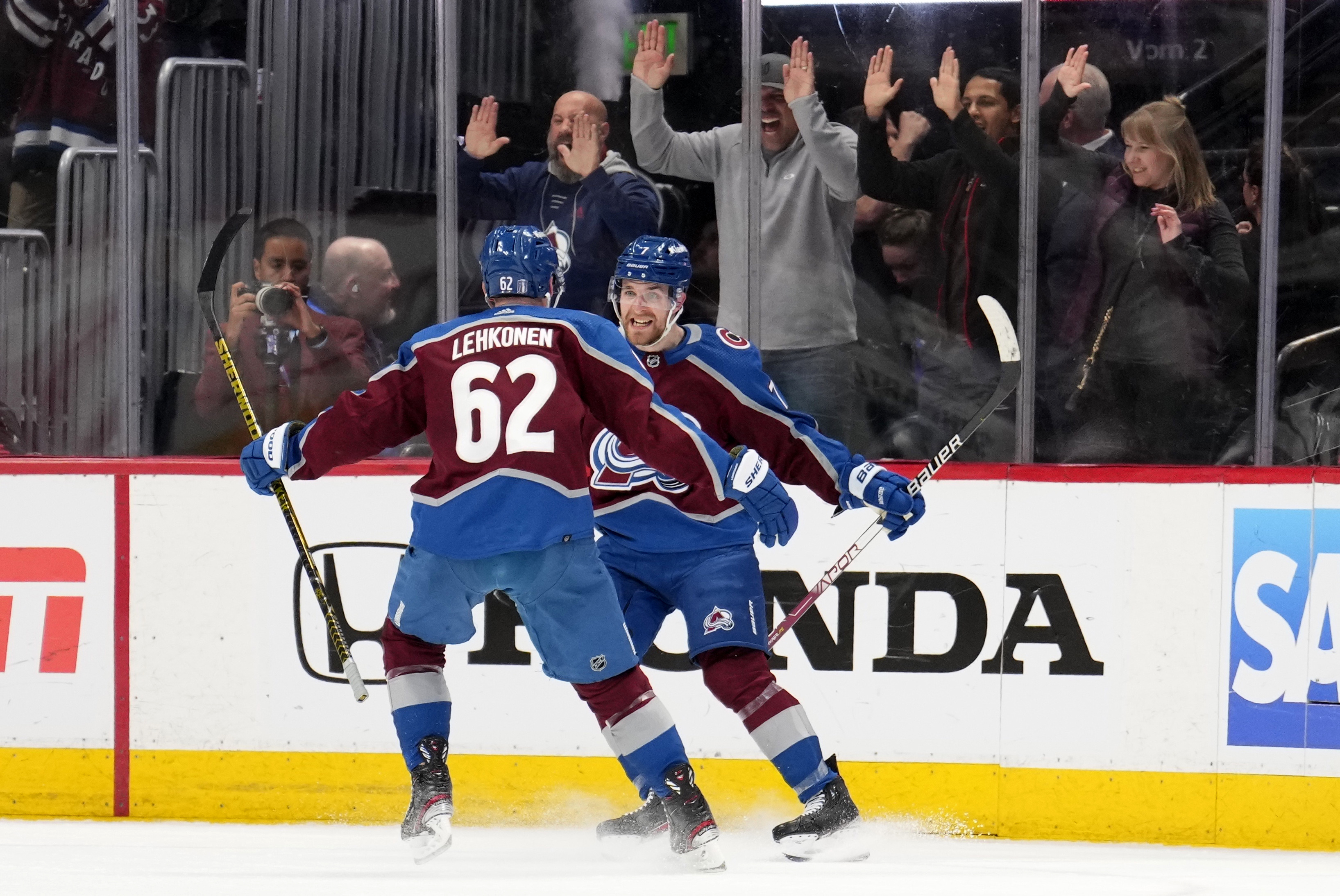 Lightning pile on Avalanche in Stanley Cup final rematch