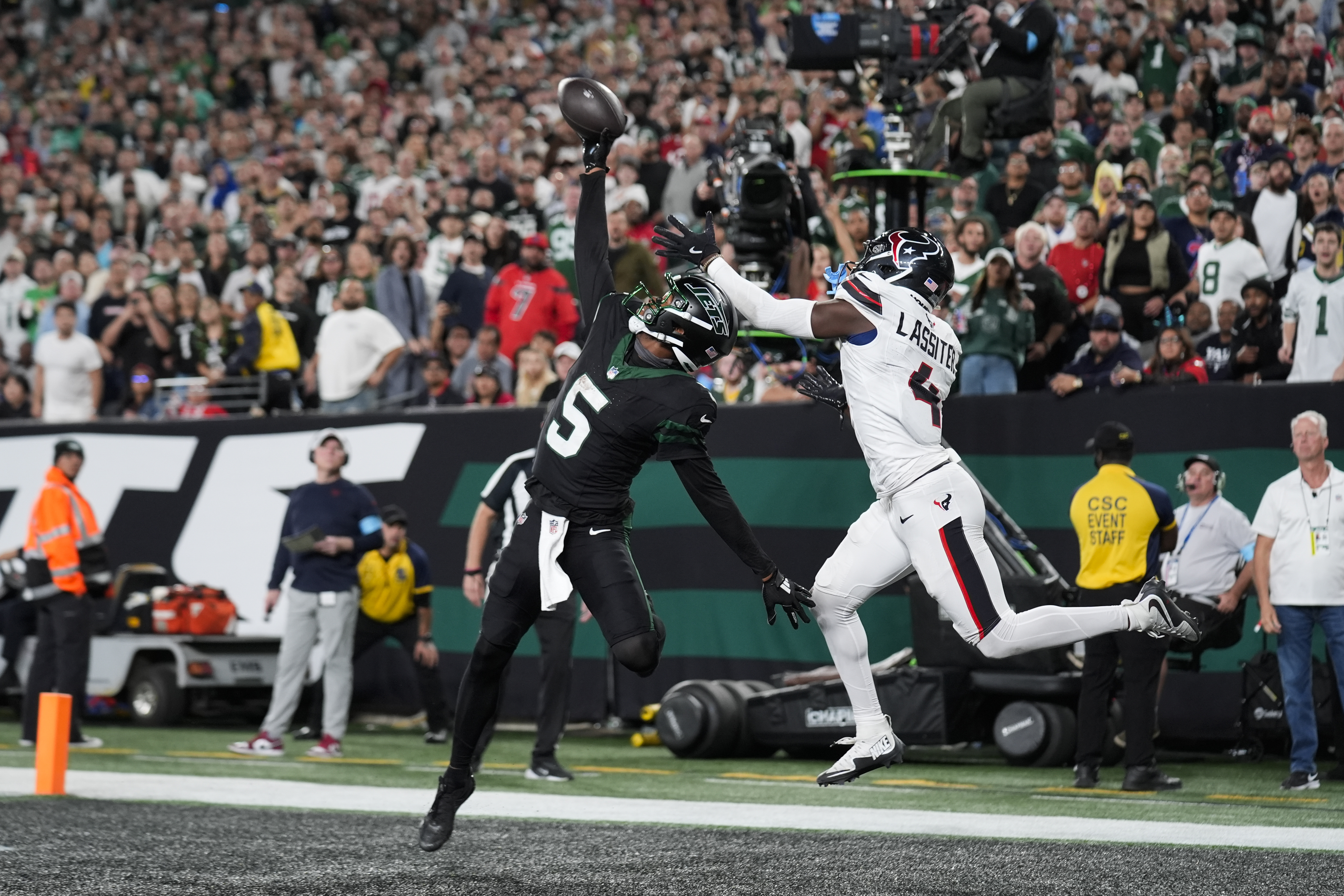 Jets' Garrett Wilson makes a jaw-dropping, 1-handed TD catch vs