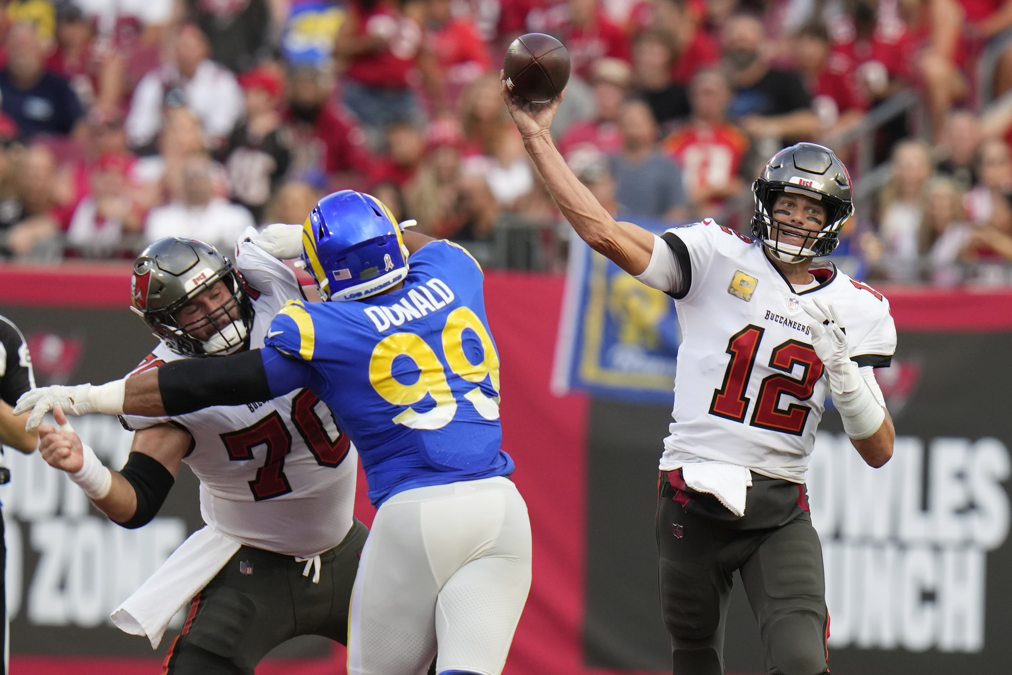 Brady throws last-minute TD pass, Bucs beat Rams 16-13