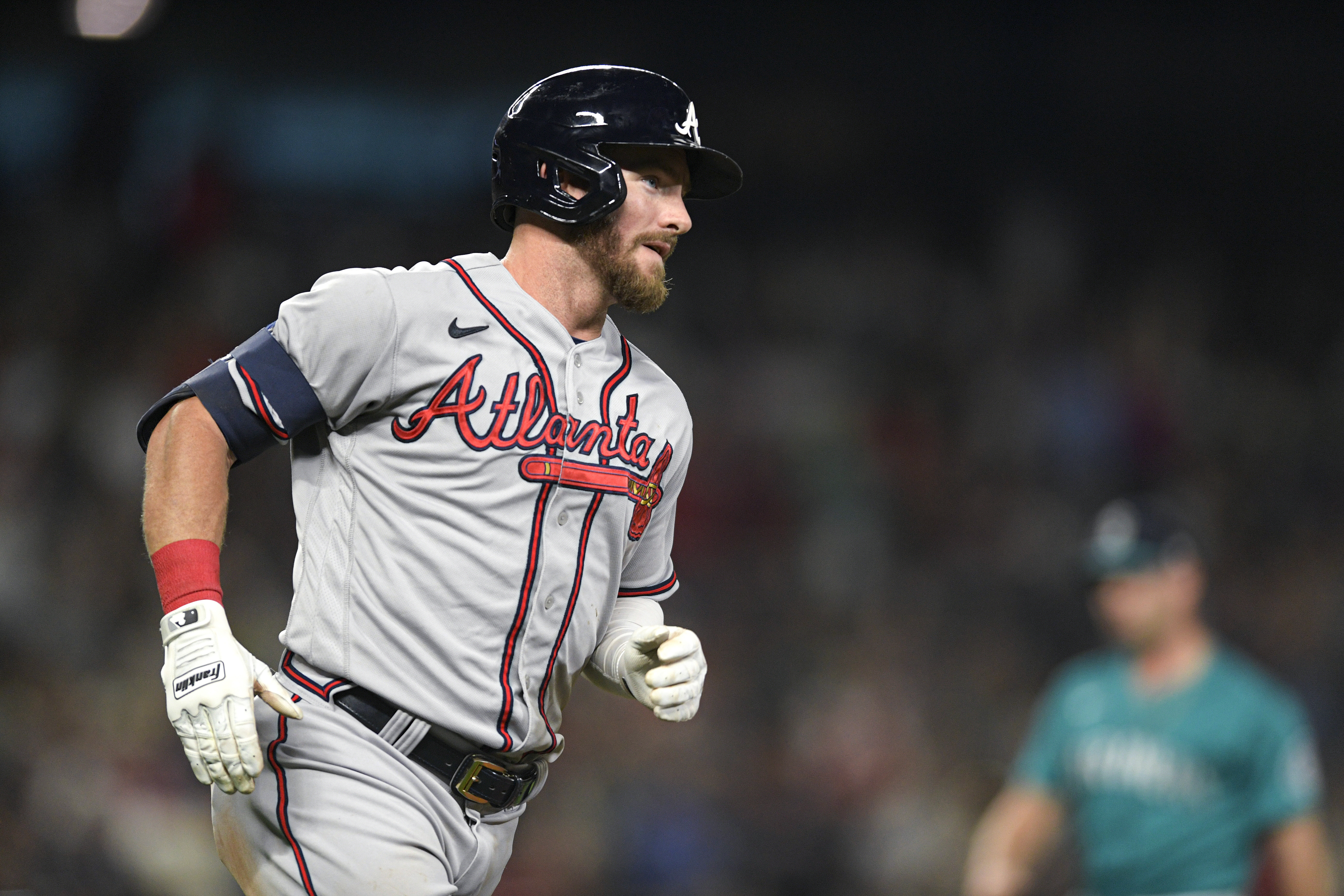 Braves beat Mariners, alone in 1st for first time all year