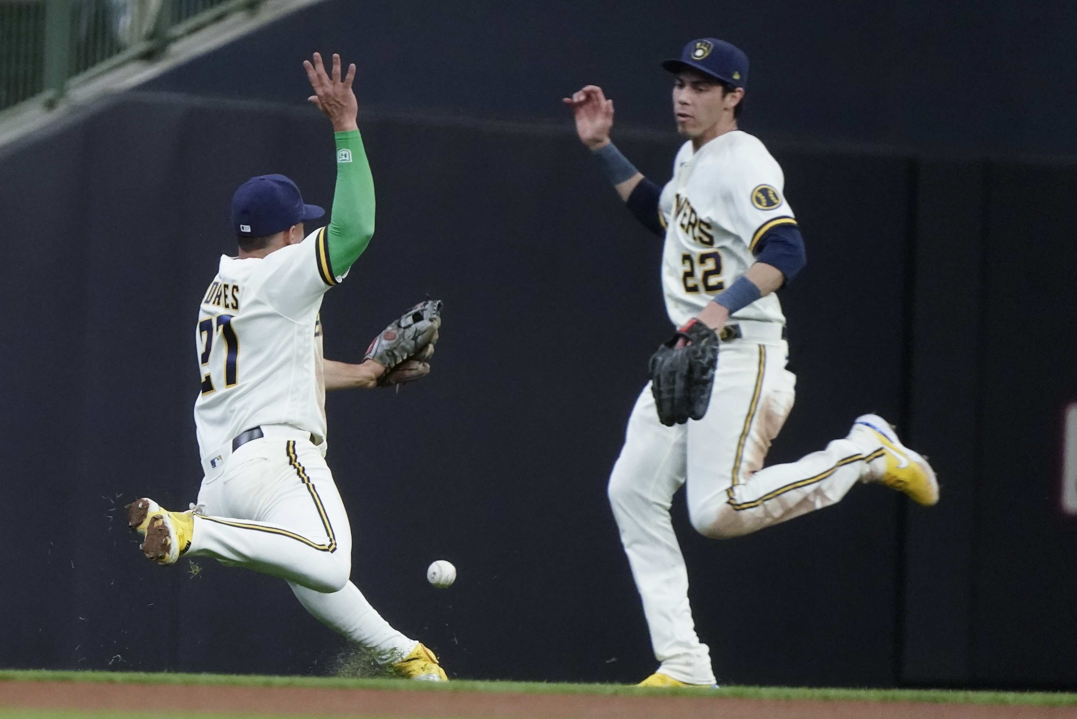 Rowdy Tellez homers twice as Brewers hold off Reds