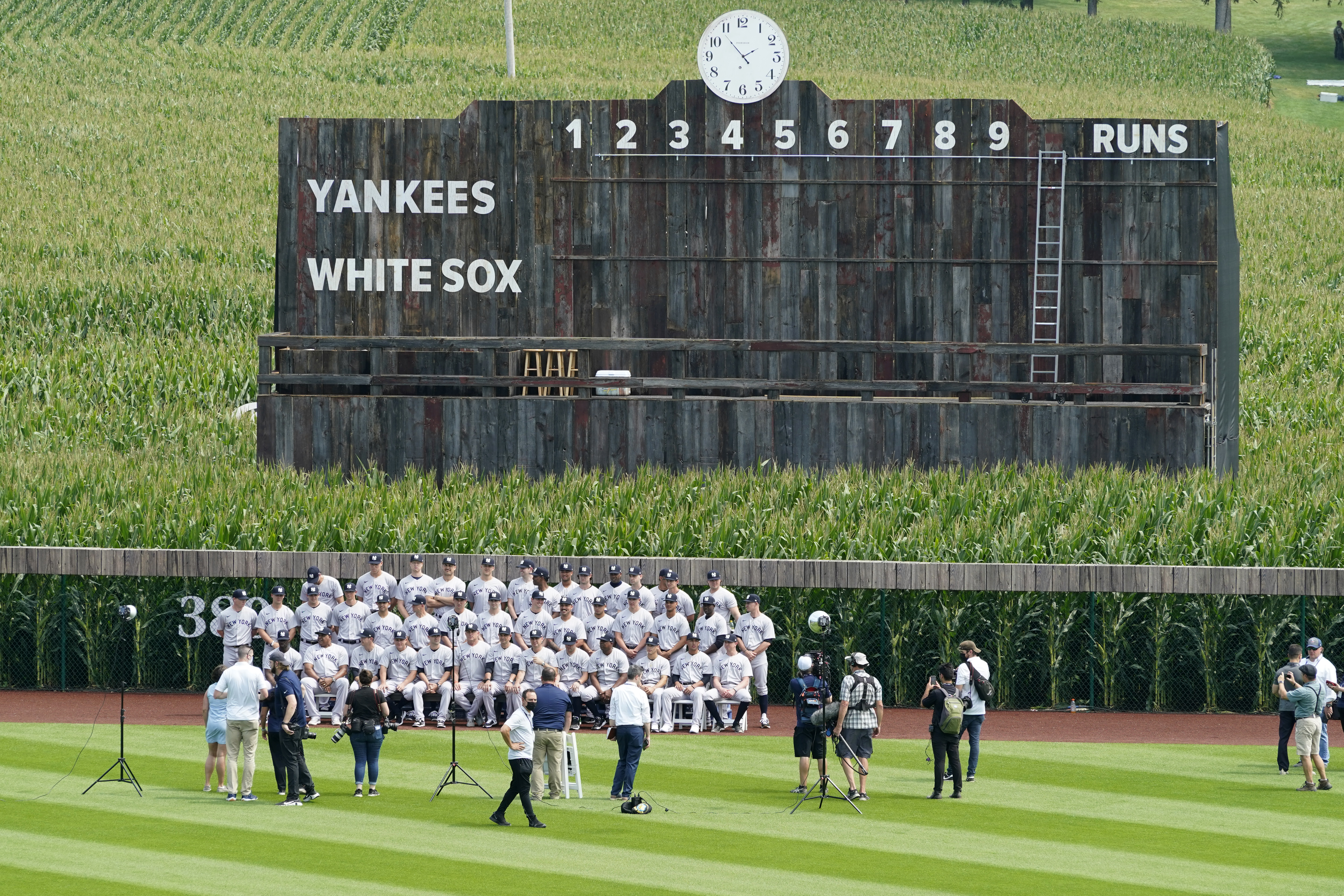 White Sox, Yankees go deep into corn; Field of Dreams game ends