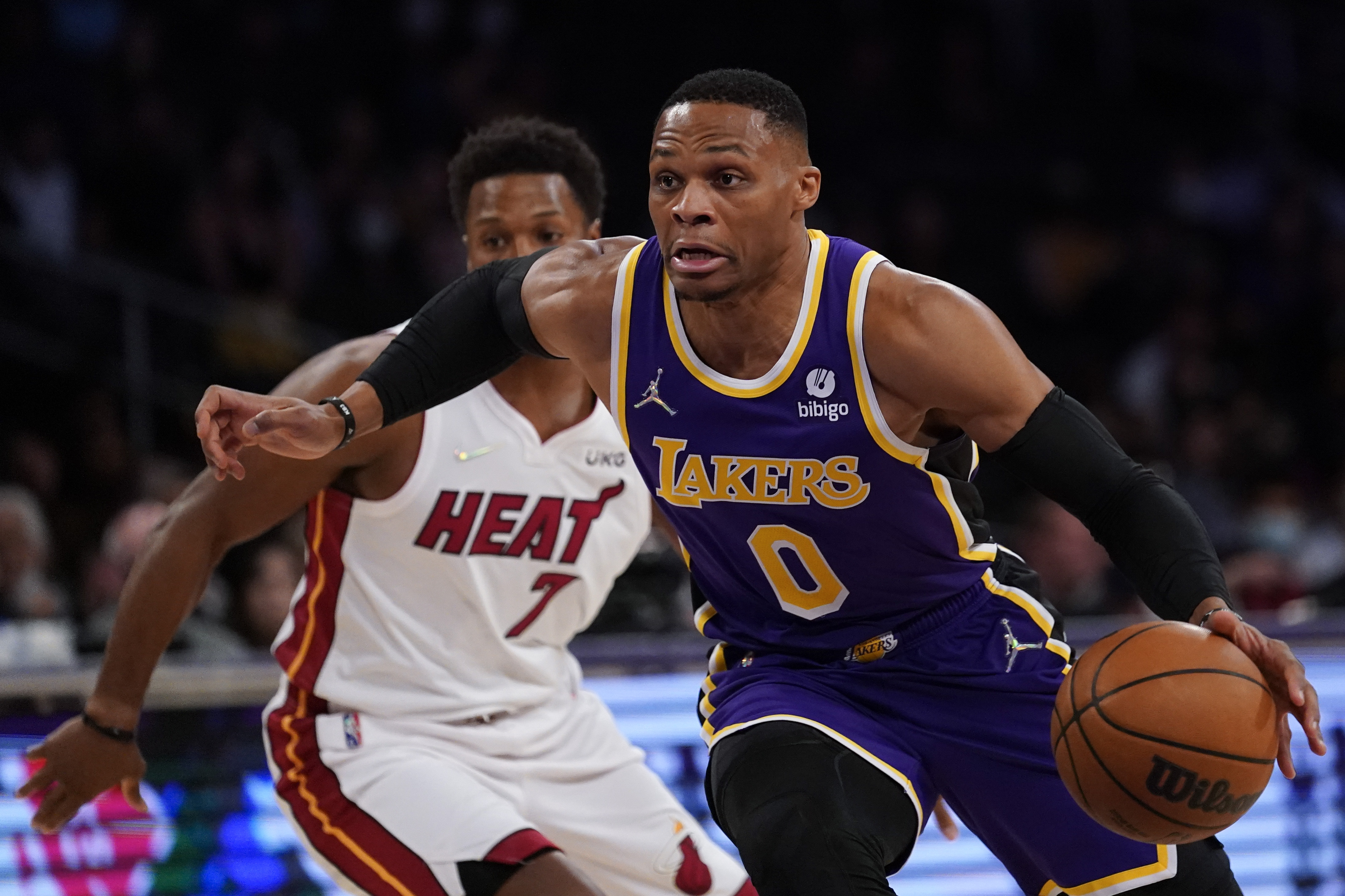 Davis, James post double-doubles as Lakers hold off surging