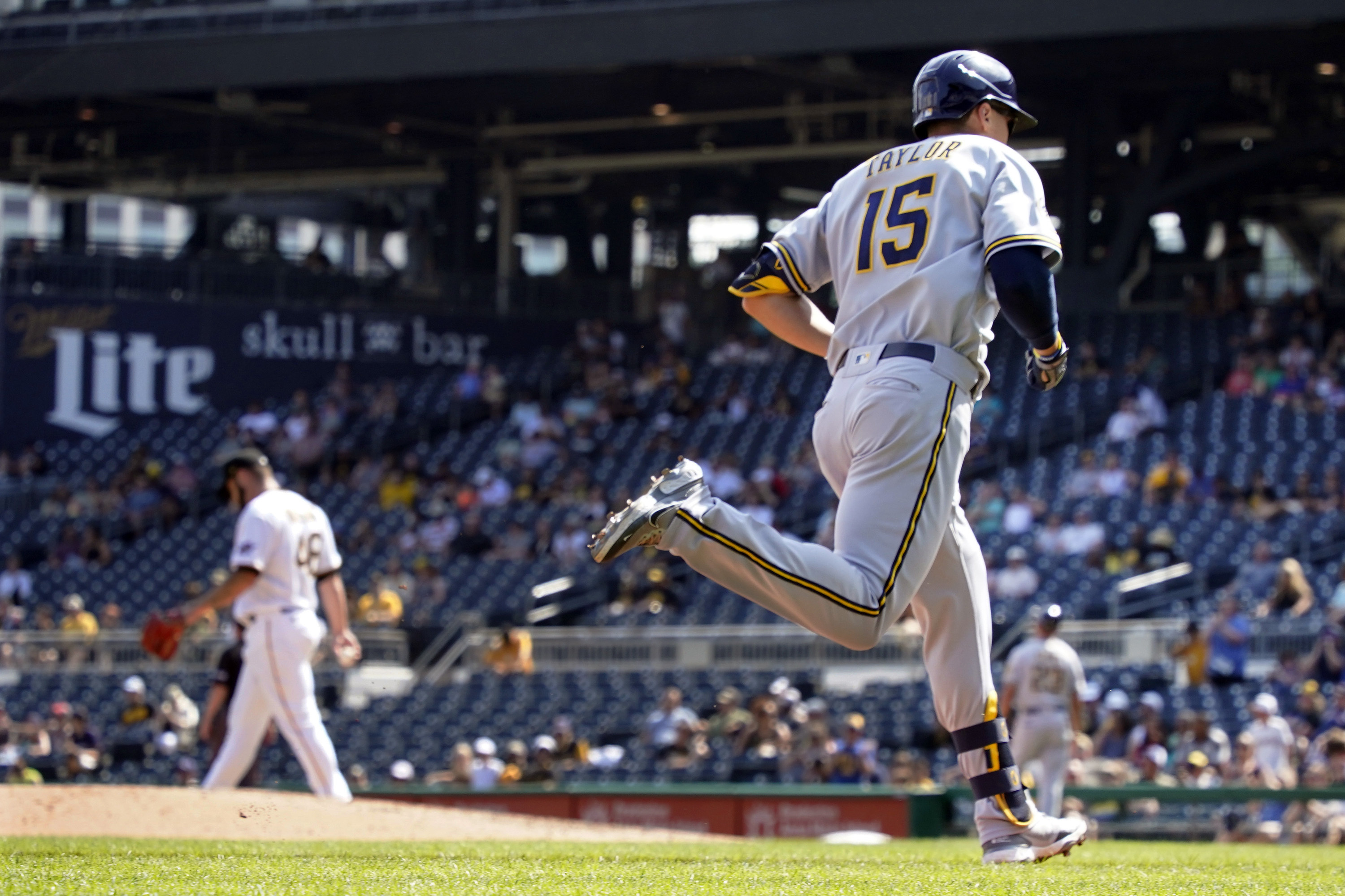 Newman's four 2B tie MLB record, lead Pirates over Brewers