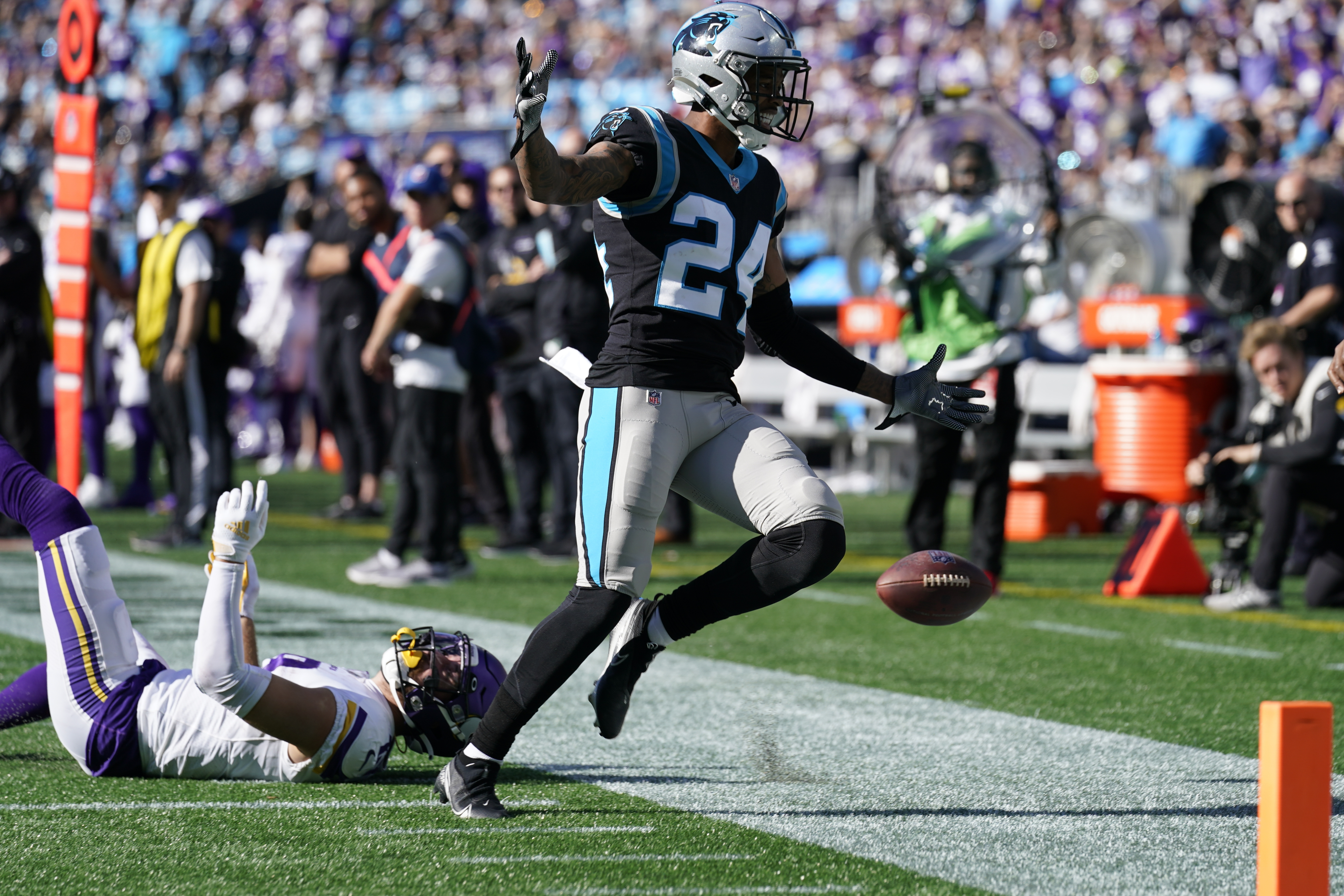 Watch Kareem Hunt rush for a 24-yard touchdown to give the Browns a 14-0  lead vs. the Panthers 