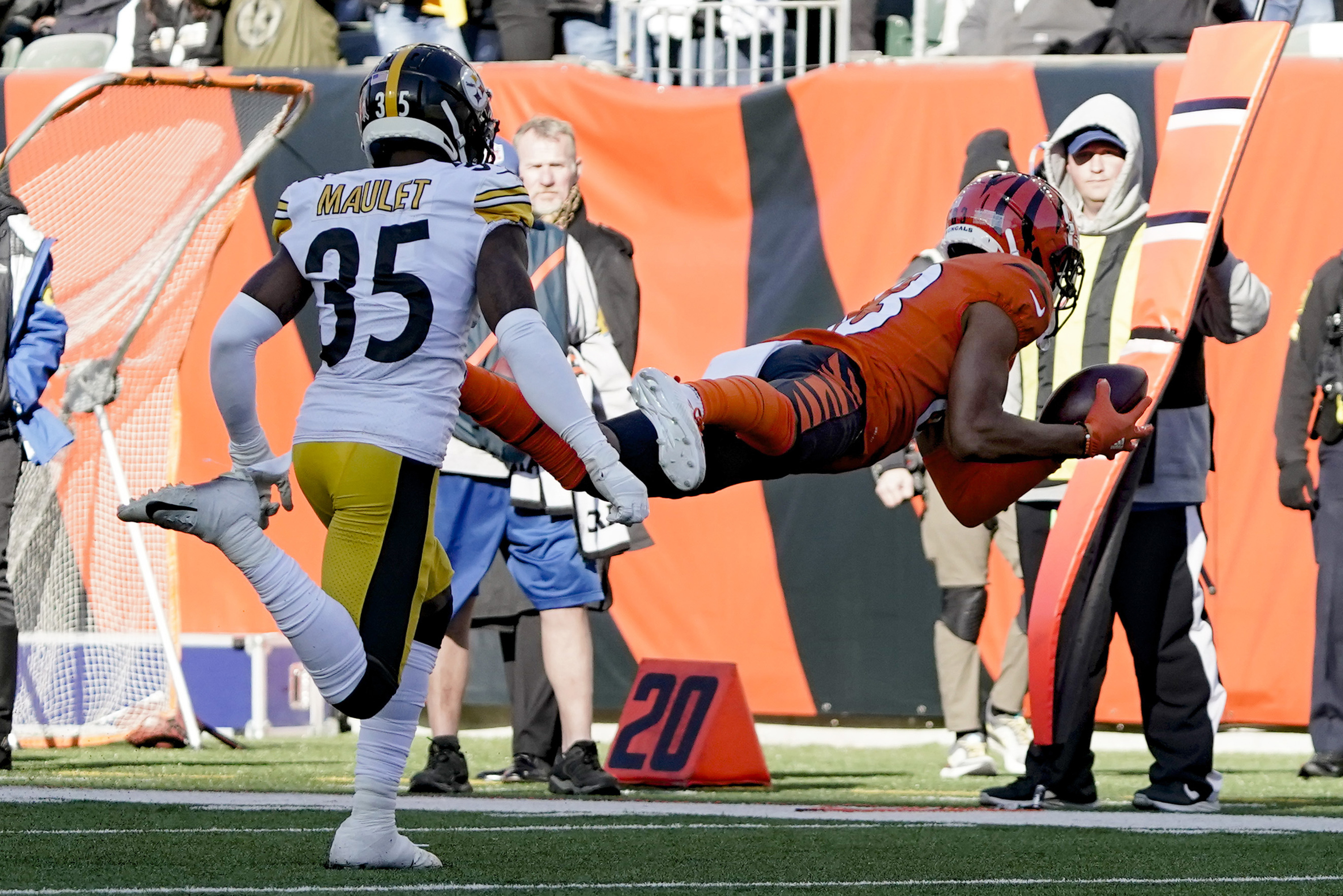 Cincinnati Bengals upset Pittsburgh Steelers 27-17 in prime-time game