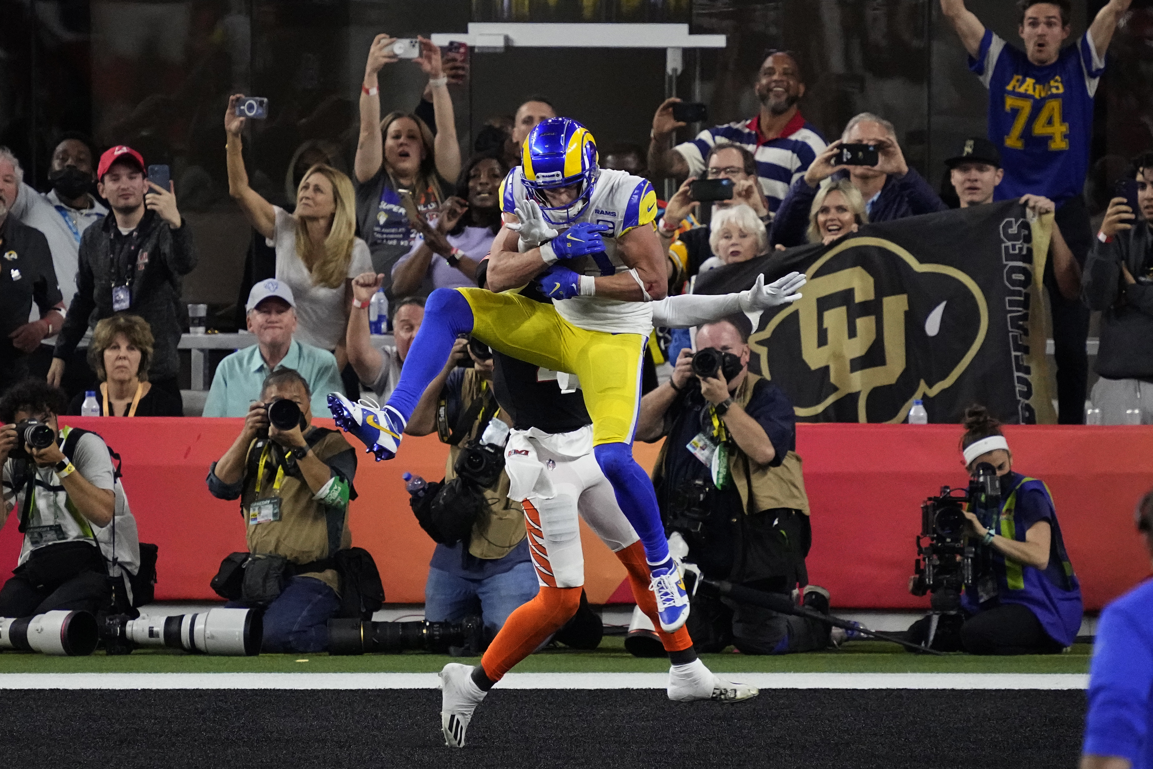 Odell Beckham Jr. Hoists Lombardi Trophy at Rams' Opener vs. Bills