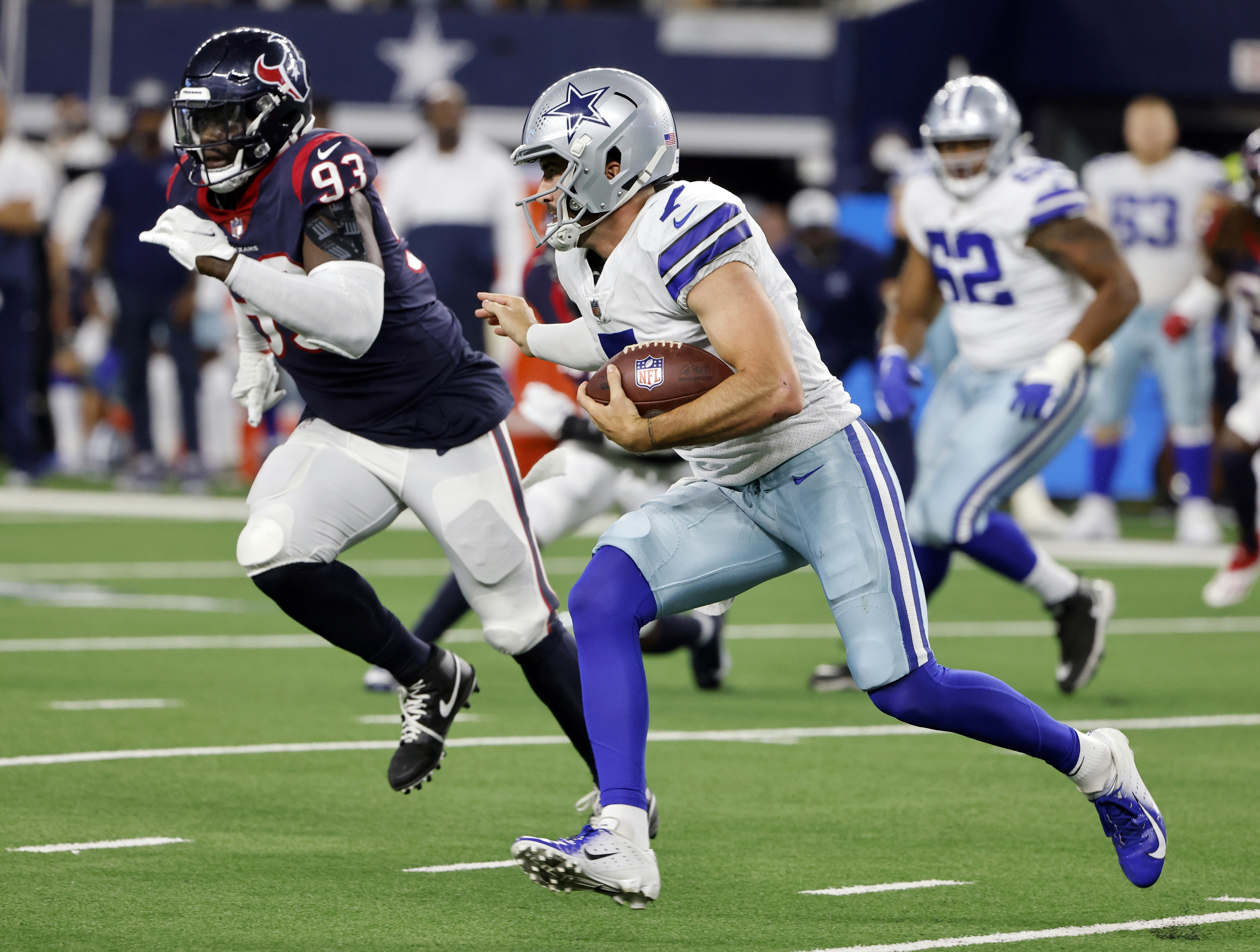 Dallas Cowboys quarterback Ben DiNucci, front left, takes a snap