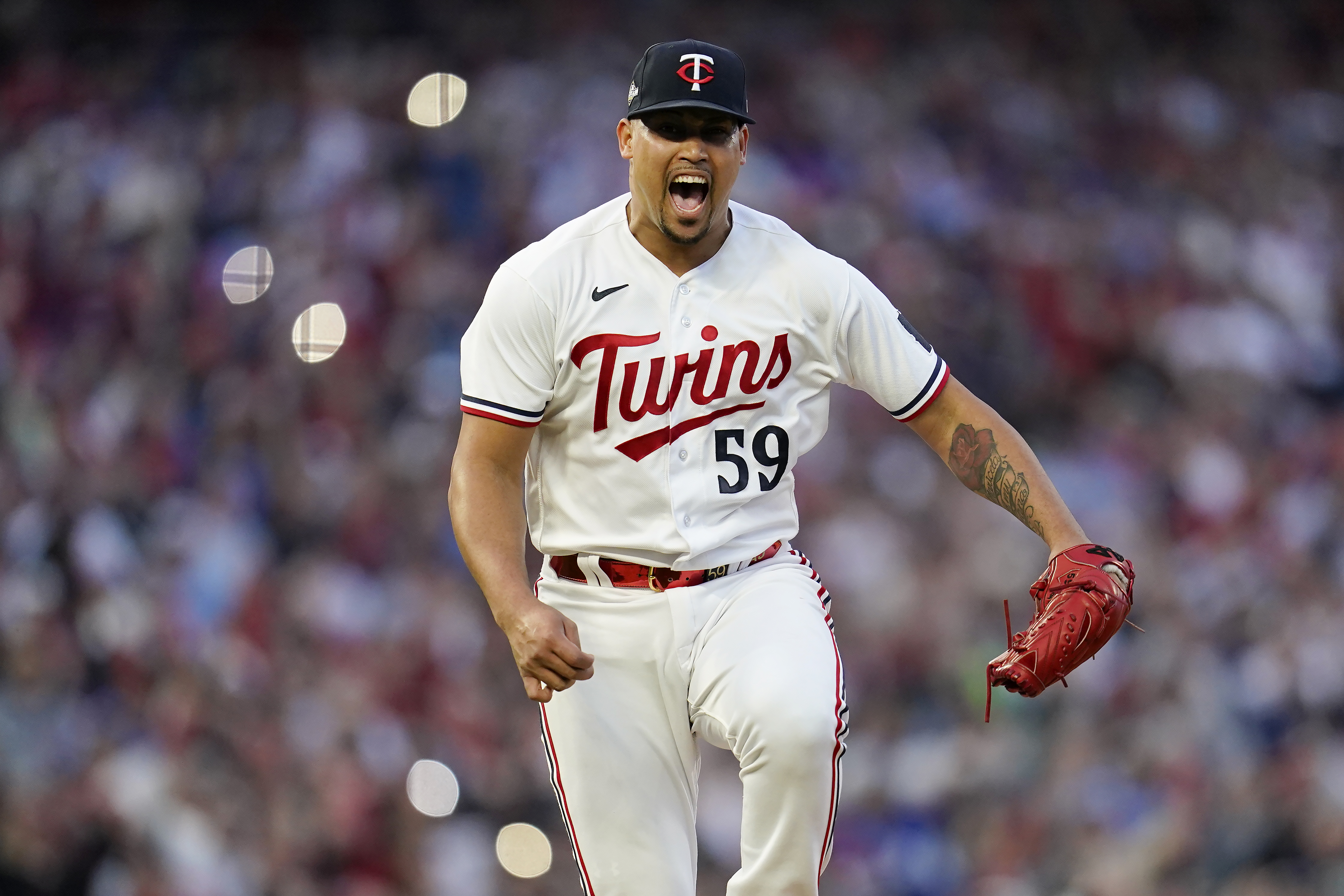 Twins advance for 1st time in 21 years with 2-0 win to sweep Blue