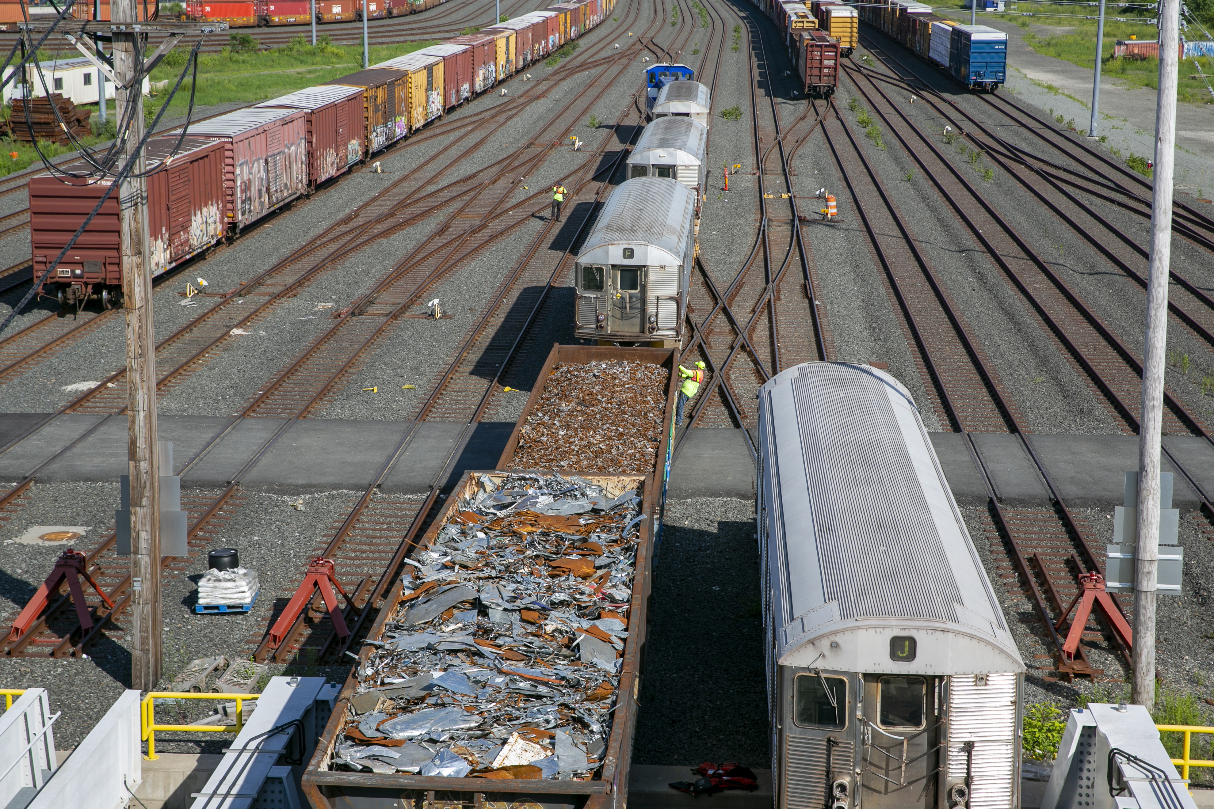 TRAIN WRECK2 ヨーヨー SPYY ⁴ᴷ⁶⁰ R42s in use on the Garbage Train - YouTube